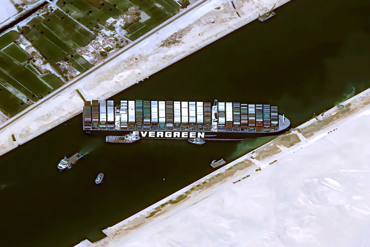 Det 400 meter lange og 59 meter brede containerskib Ever Given stødte på grund i Suez-kanalen tirsdag, og det kan tage flere uger, inden det er fri. Cnes/Airbus Ds/Reuters