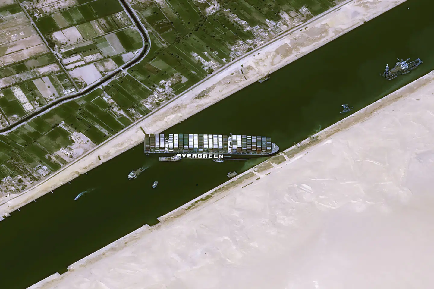 Satellitfoto viser containerskibet Ever Given fastklemt i Suez-kanalen. Torsdag voksede køen af skibe, der venter på at sejle gennem kanalen, til over 200. Cnes2021/Ritzau Scanpix
