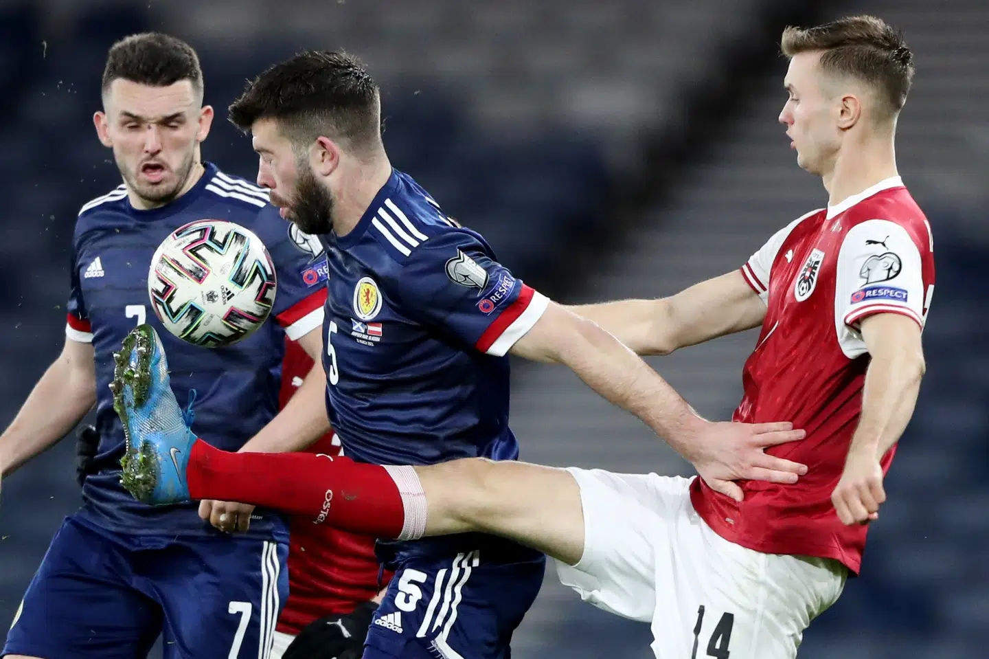 Sasa Kalajdzic (til højre) scorede to gange for Østrig, men det var ikke nok til sejr over Skotland. Russell Cheyne/Reuters