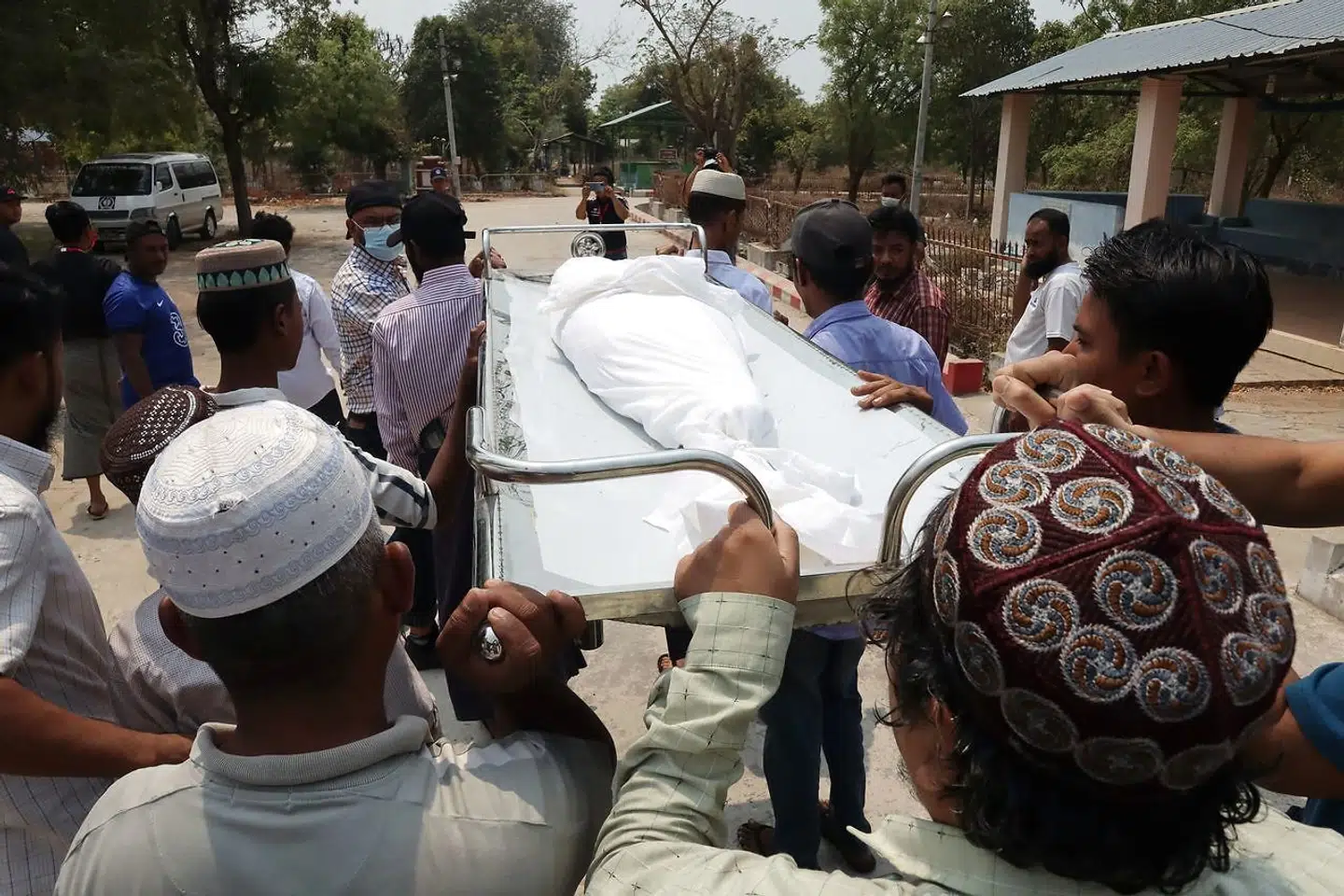 Den syvårige pige Khin Myo Chit bæres til graven.