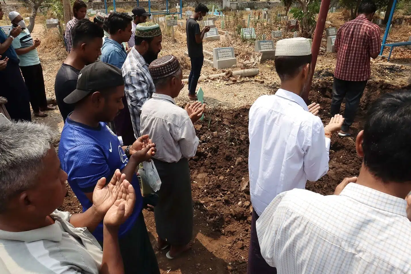 Khin Myo Chit er begravet i Mandalay.