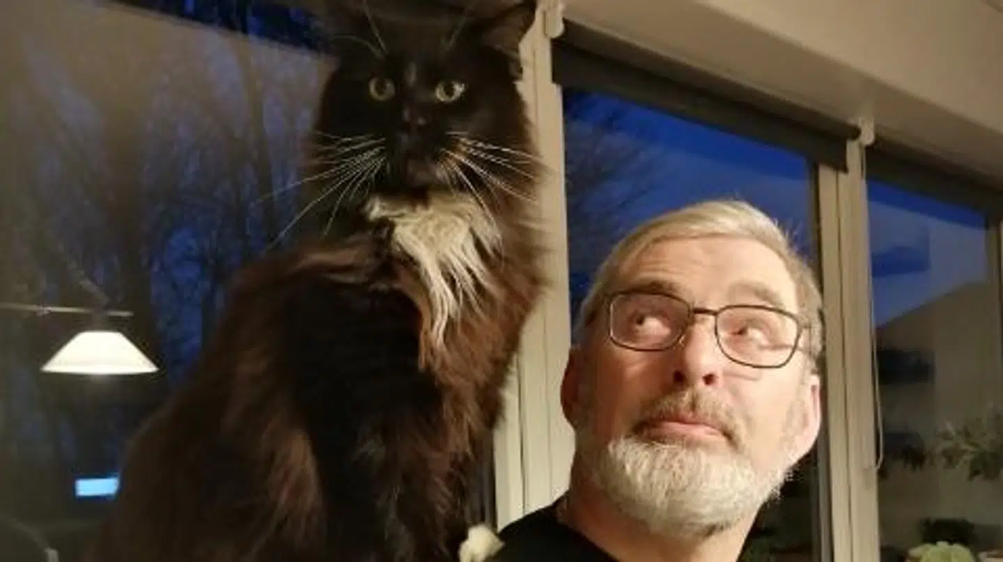 Felix fotograferet med Jørgen, inden katten forsvandt. (Privatfoto)