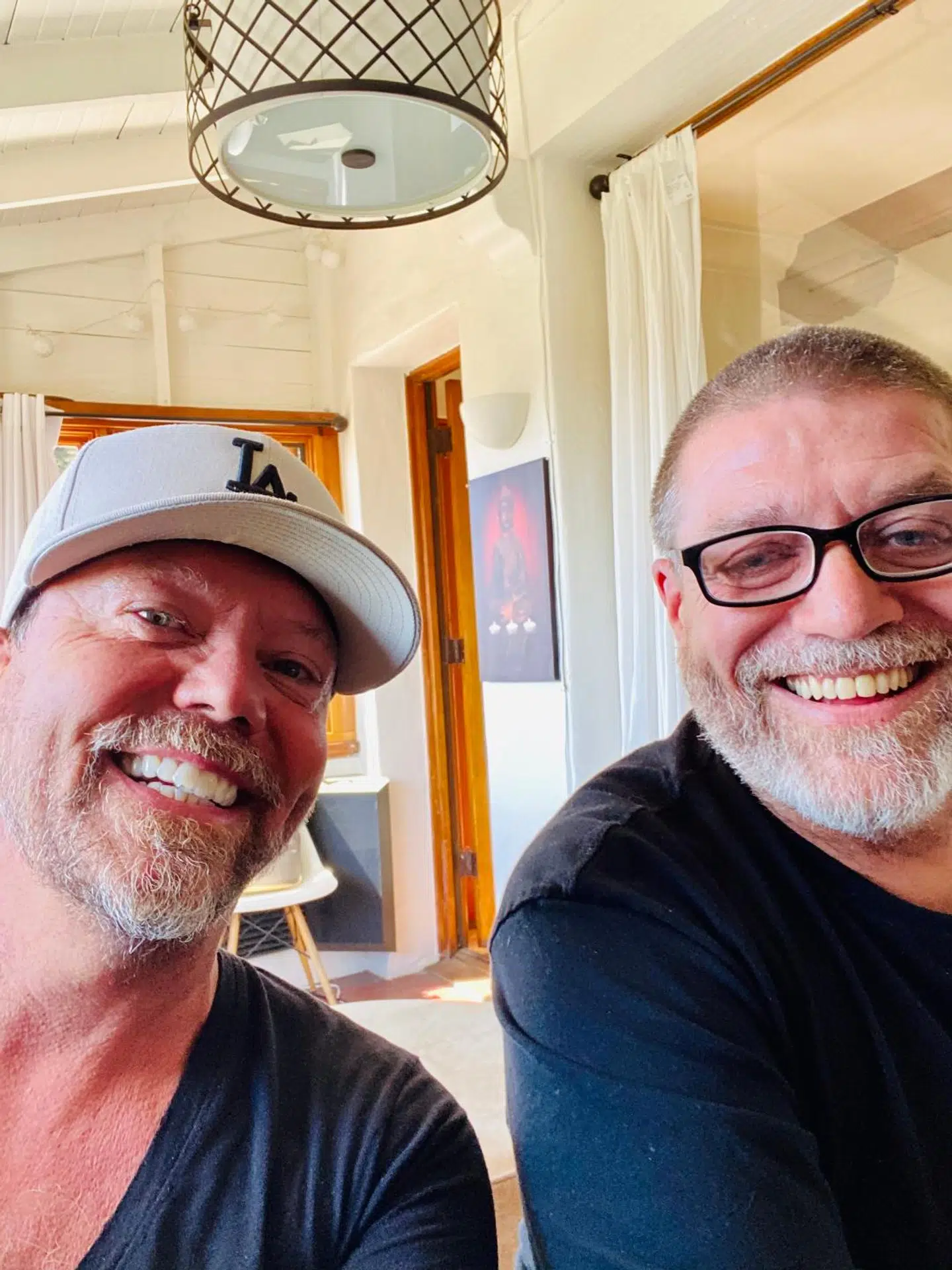 »Det bliver en lang nat,« griner Soulshock og Karlin. Natten til torsdag indspillede de to venner med otte forskellige sangere i otte forskellige lande.