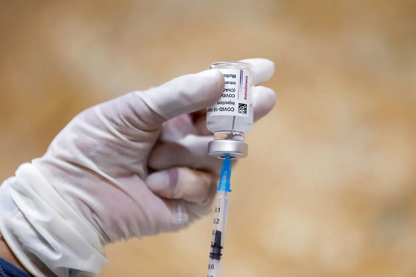 Vaccinen fra AstraZeneca har haft en svær start. Først blev den beskyldt for at have en lav effektivitet, og nu er den kommet i stormvejr om mulige bivirkninger. REUTERS/Pedro Nunes