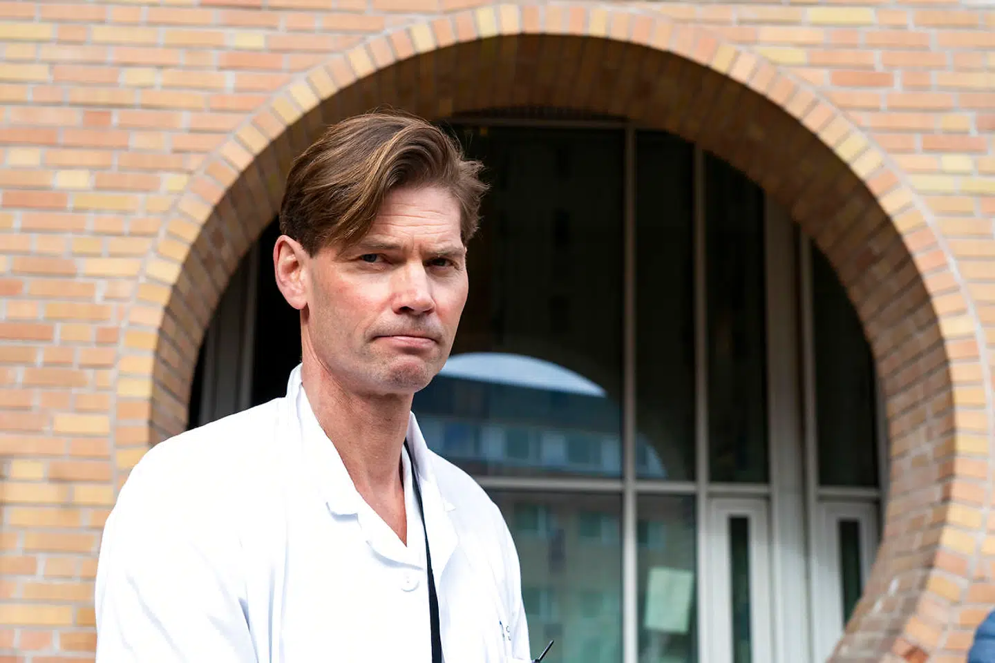 Overlæge og professor Pål Andre Holme fra Rigshospitalet i Norge er en af de eksperter, som mener at have fundet en sammenhæng mellem en alvorlig og sjælden tilstand og vaccinen fra AstraZeneca. Foto: Terje Pedersen / NTB