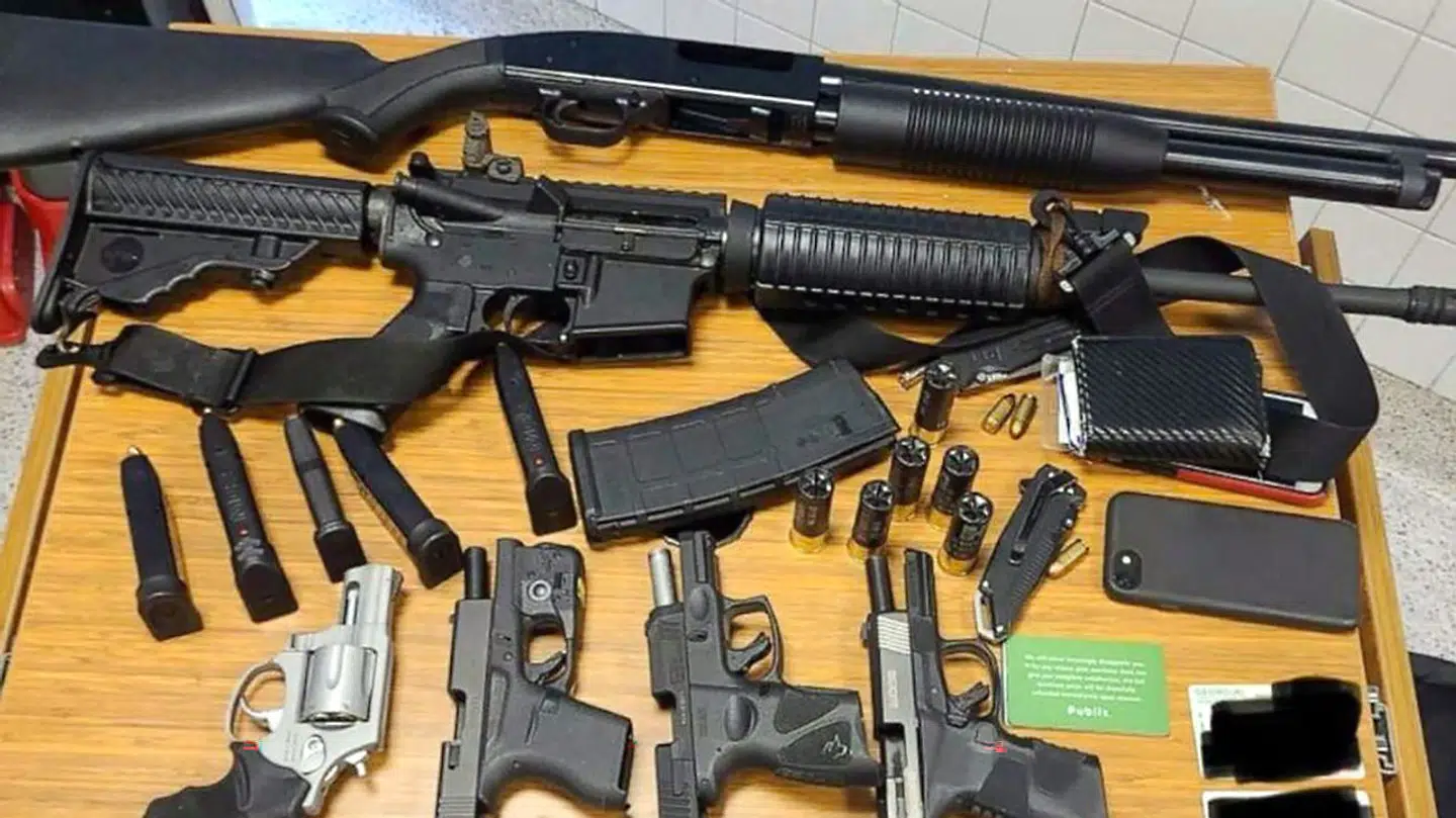 Atlanta Police Department har bekræftet, at den 22-årige mand var i besiddelse af disse genstand i supermarkedet.