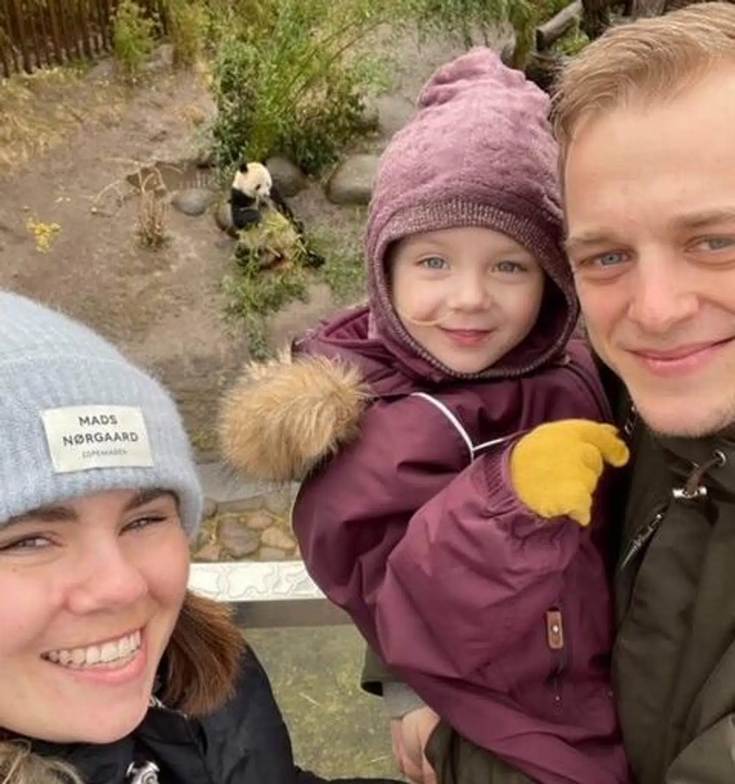 Louise Haack til venstre og Vega i armene på faren, Christoffer Sandager. Foto: Privat