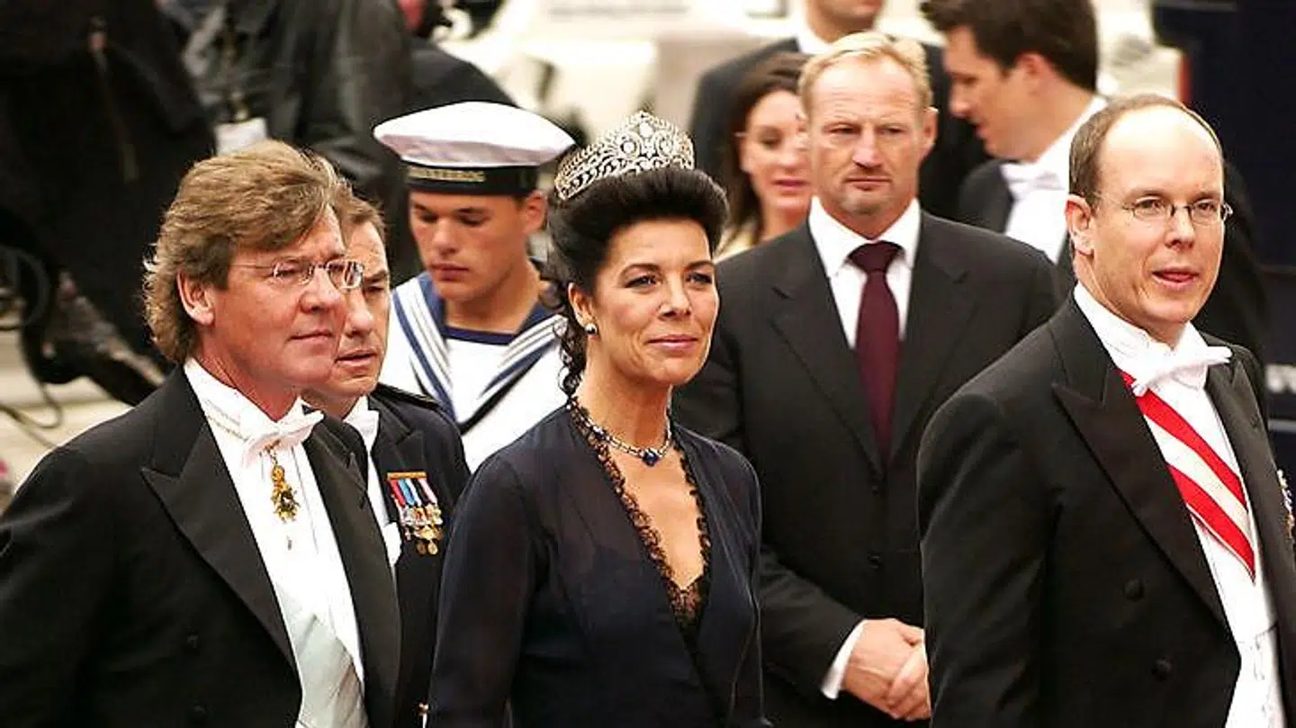 Prinsesse Caroline af Monaco ses her med prins Ernst August af Hannover (tv.) samt med sin bror, fyrst Albert, da de ankom til kronprins Frederik og Mary Donaldsons bryllup i Vor Frue Kirke i 2004.