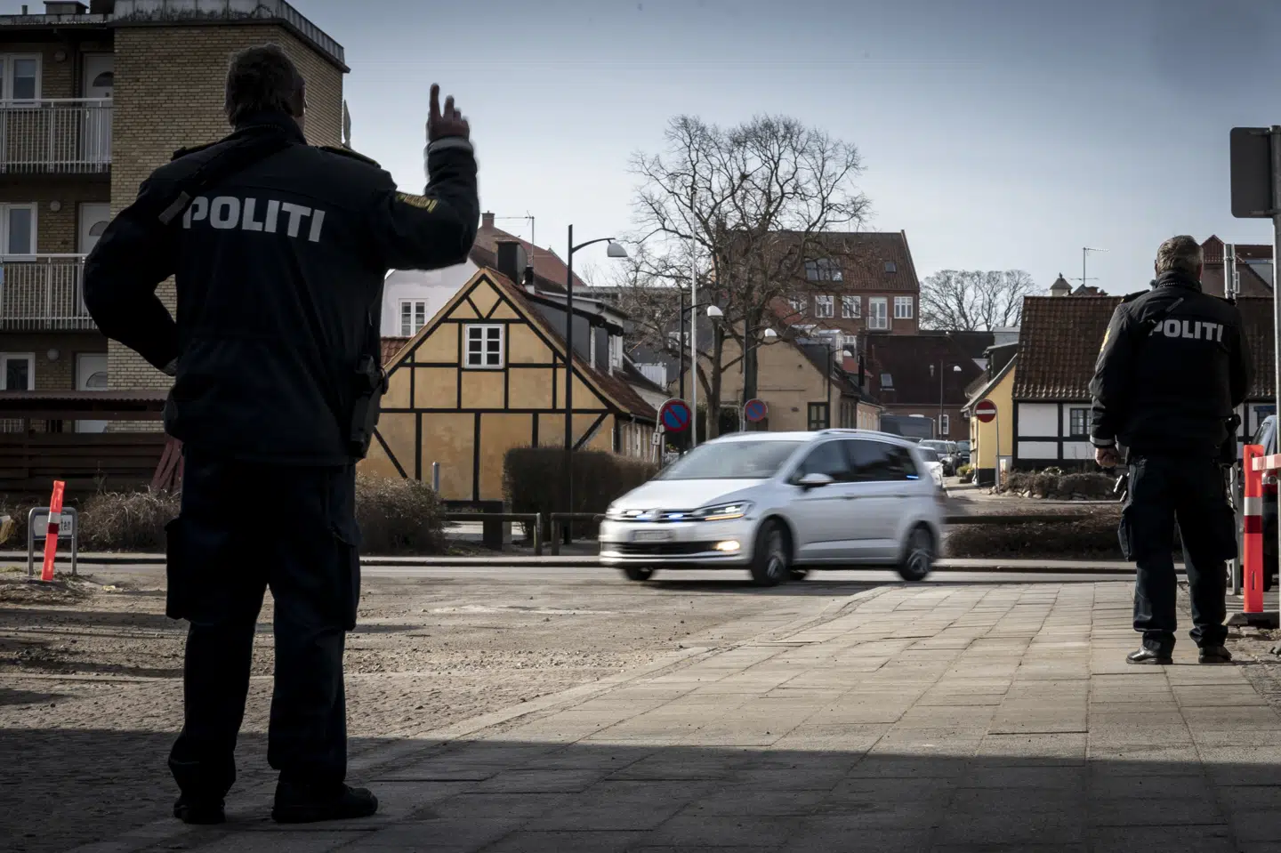 Bil ankommer med udrykning til Retten i Holbæk, som igen skal tage stilling til, hvorvidt syv personer, der er sigtet for terror, fortsat skal sidde varetægtsfængslet, i Holbæk torsdag 25. marts 2021. Dette er en gren af et samlet kompleks med 13 anholdte personer. I den anden del sidder seks personer varetægtsfængslet. Mads Claus Rasmussen/Ritzau Scanpix