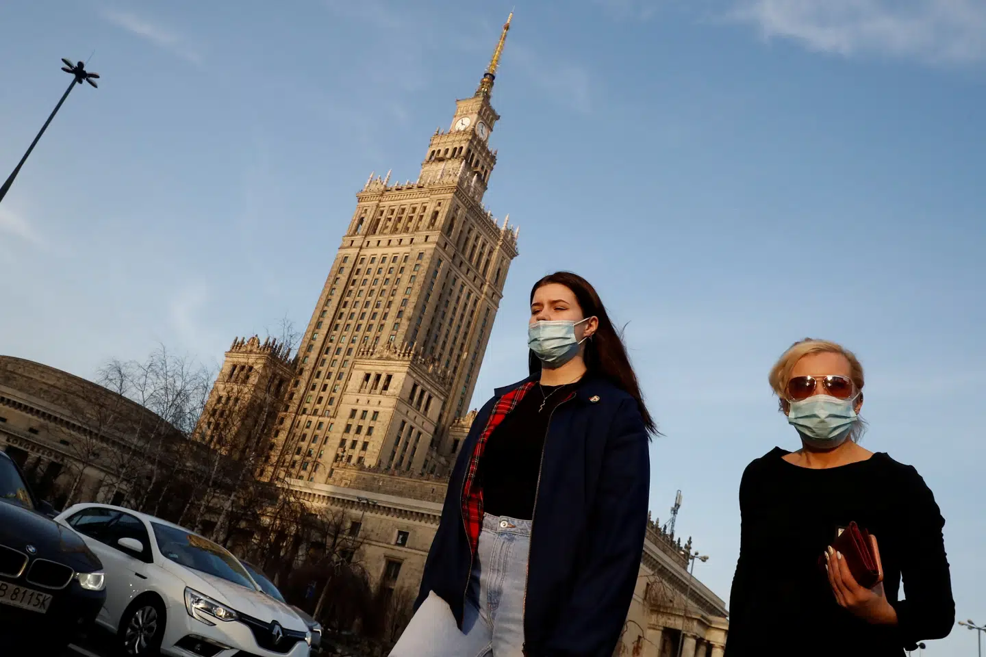 Polakker iført mundbind foran Kulturpaladset i Warszawa. Nu strammer den polske regering op efter rekordsmitte med covid-19. Kacper Pempel/Reuters
