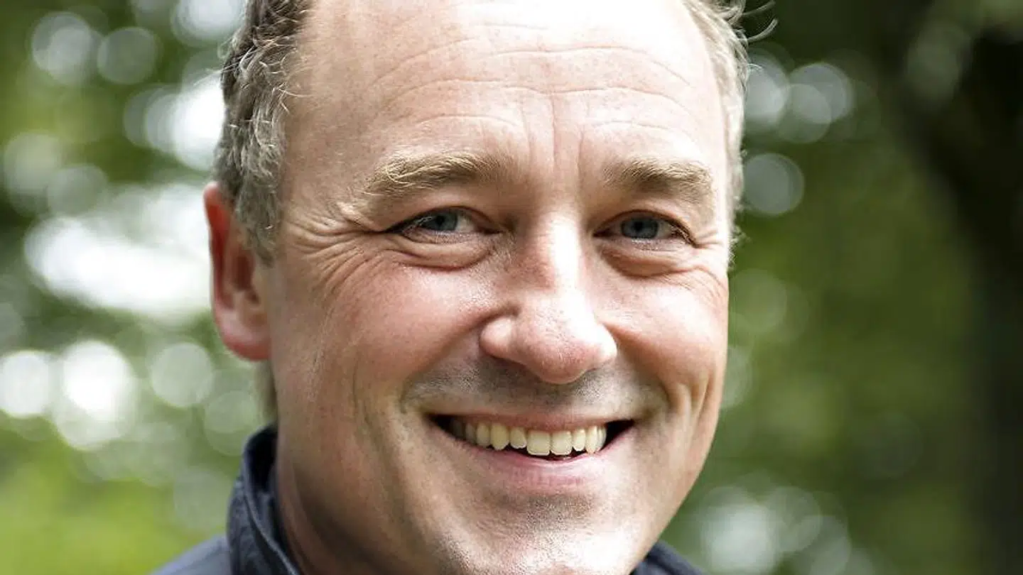 Tv-værten Peter Ingemann bor i Ry ved Himmelbjerget – her ved tårnet på toppen af Himmelbjerget med Silkeborgsøerne i baggrunden.