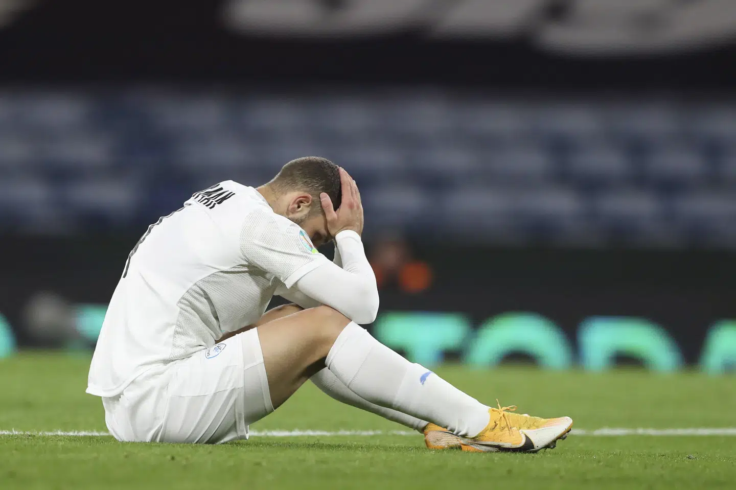 Israels Shon Weissman ærgrer sig over en misset EM-billet. Scott Heppell/Ritzau Scanpix