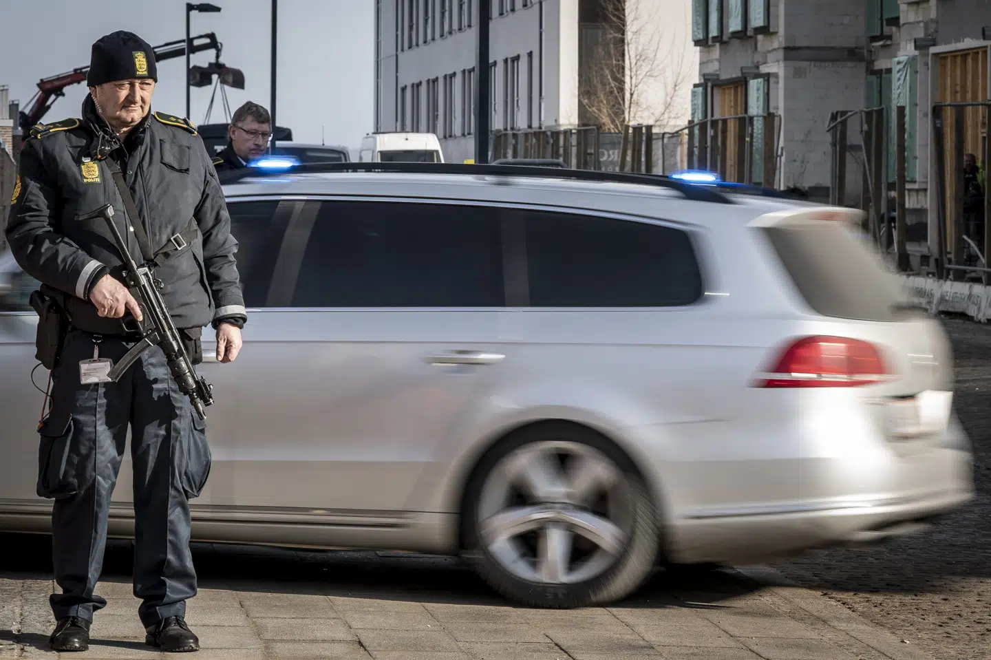 Bil ankommer med udrykning til Retten i Holbæk, som igen skal tage stilling til, hvorvidt syv personer, der er sigtet for terror, fortsat skal sidde varetægtsfængslet, i Holbæk torsdag den 25. marts 2021. Dette er en gren af et samlet kompleks med 13 anholdte personer. I den anden del sidder seks personer varetægtsfængslet. Mads Claus Rasmussen/Ritzau Scanpix