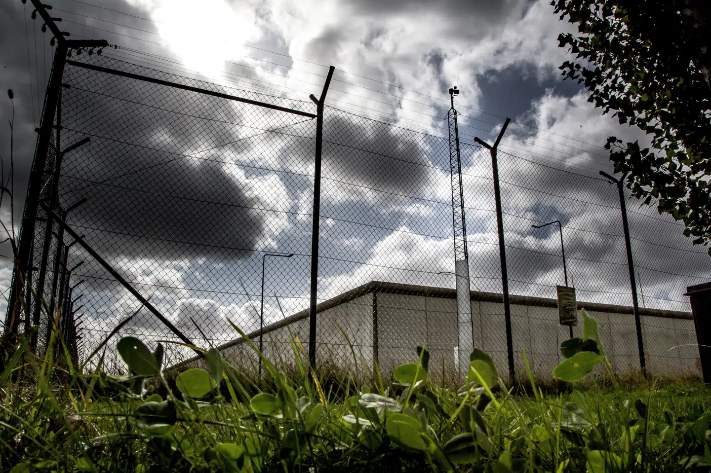 Det lykkedes sidste år Peter Madsen, der afsoner en livstidsdom for drab, at flygte fra Herstedvester Fængsel. Denne episode samt en fangeflugt fra Retspsykiatrisk afdeling i Slagelse har fået myndighederne til at skrue op for sikkerheden i fængslerne. (Arkivfoto) Mads Claus Rasmussen/Ritzau Scanpix