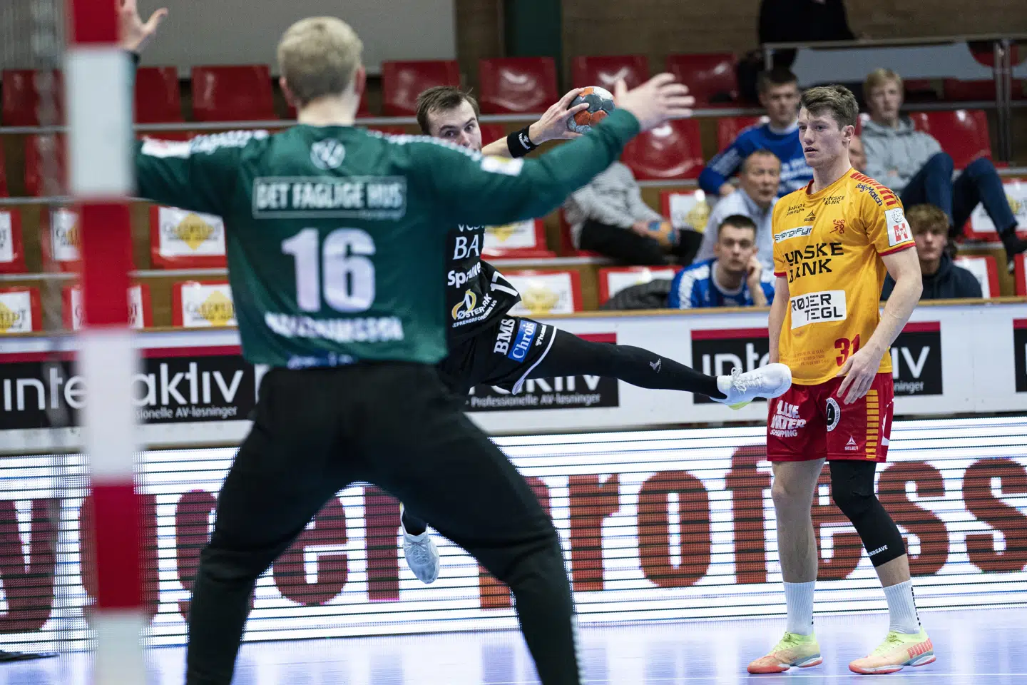 TTH Holstebros Christian Jensen skyder her på mål i sit comeback efter 14 måneders pause. Det var i begyndelsen af februar i en kamp mod GOG. Claus Fisker/Ritzau Scanpix