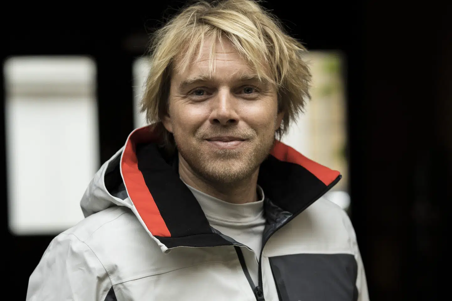 Felix Smith har været på sit livs rejse i Over Atlanten. - Jeg savner helt vildt meget at være derude. Vi fik jo lov til at sejle meget mere end tidligere sæsoner. Det var nemlig helt exceptionelt, at vi hele tiden skulle være på jagt efter vind, der kunne bringe os i den rigtige retning. Jeg kan forstå, at det var en helt særlig oplevelse. Det sker meget sjældent, at der er så lidt vind, at det næsten er vildere at opleve, end hvis det havde været en stormfuld tur, siger han i pressemeddelelsen. Discovery Networks Danmark/Per Arnesen/Free