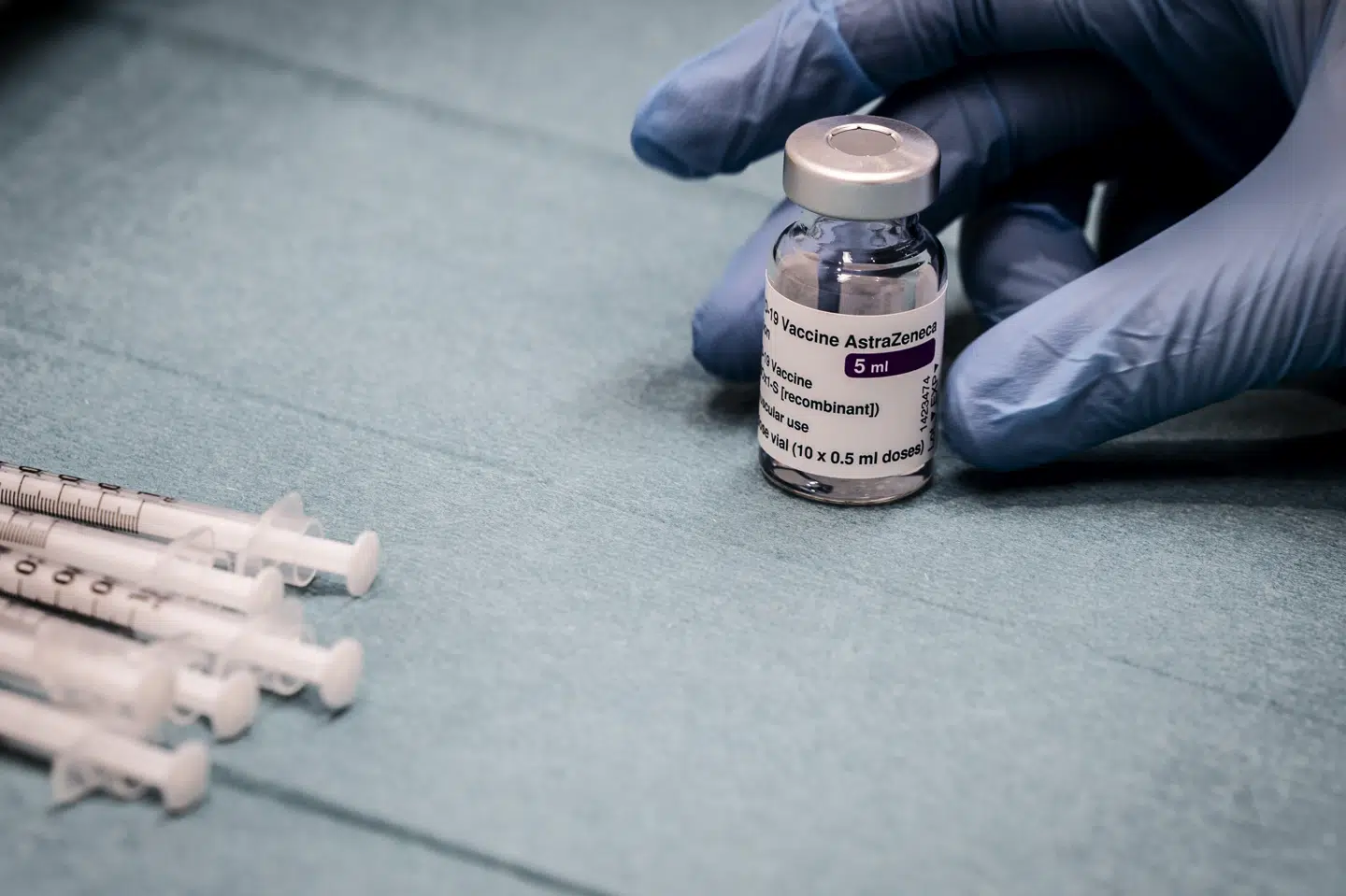 Sundhedsstyrelsen kommer med en ny vurdering af AstraZeneca-vaccinen torsdag middag, efter at brugen af vaccinen har været i bero i to uger for at undersøge alvorlige mulige bivirkninger. Liselotte Sabroe/Ritzau Scanpix