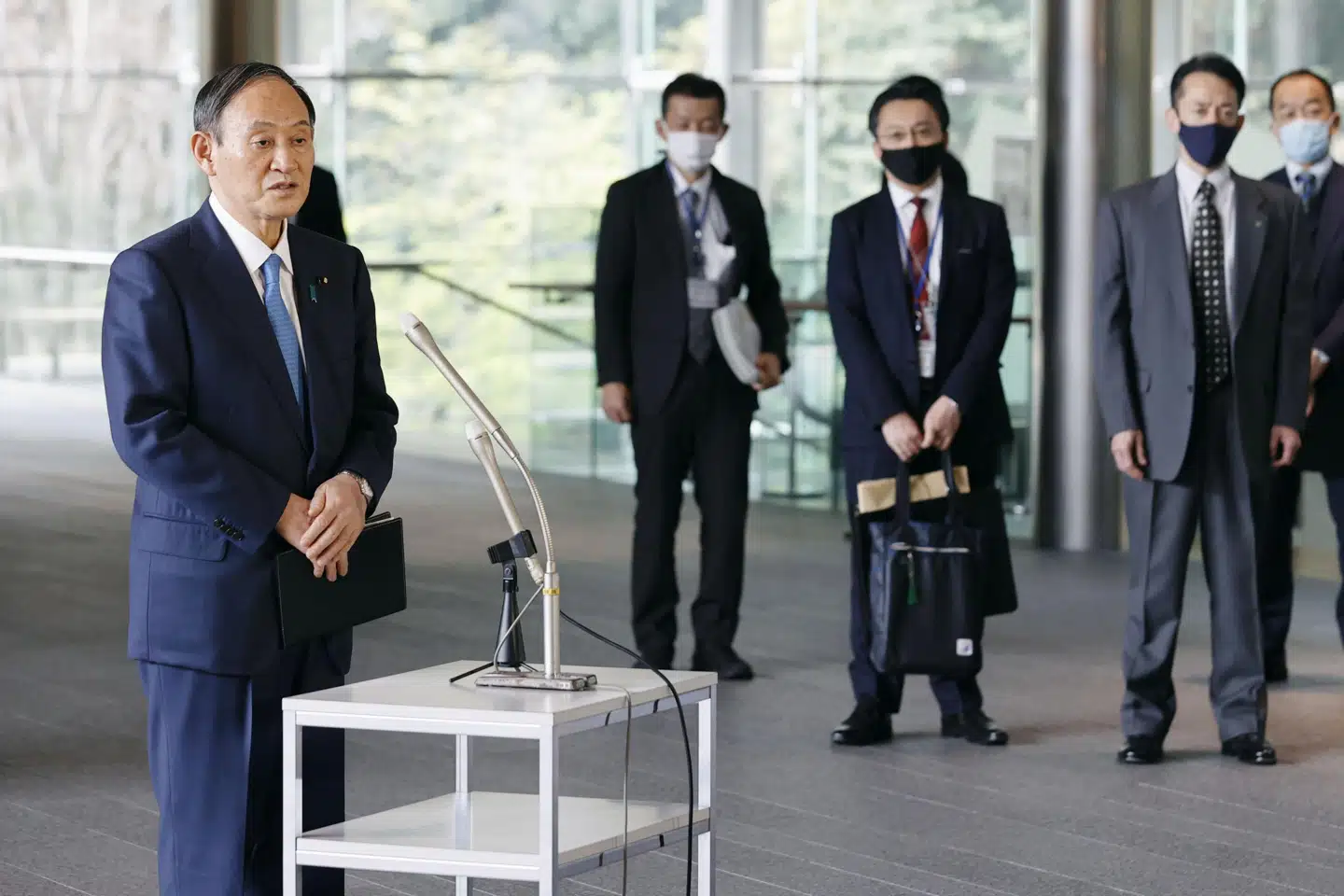 Japans premierminister, Yoshihide Suga, holdt torsdag lokal tid pressemøde, hvor han orienterede om Nordkoreas affyring af to ballistiske missiler. Unknown/Ritzau Scanpix