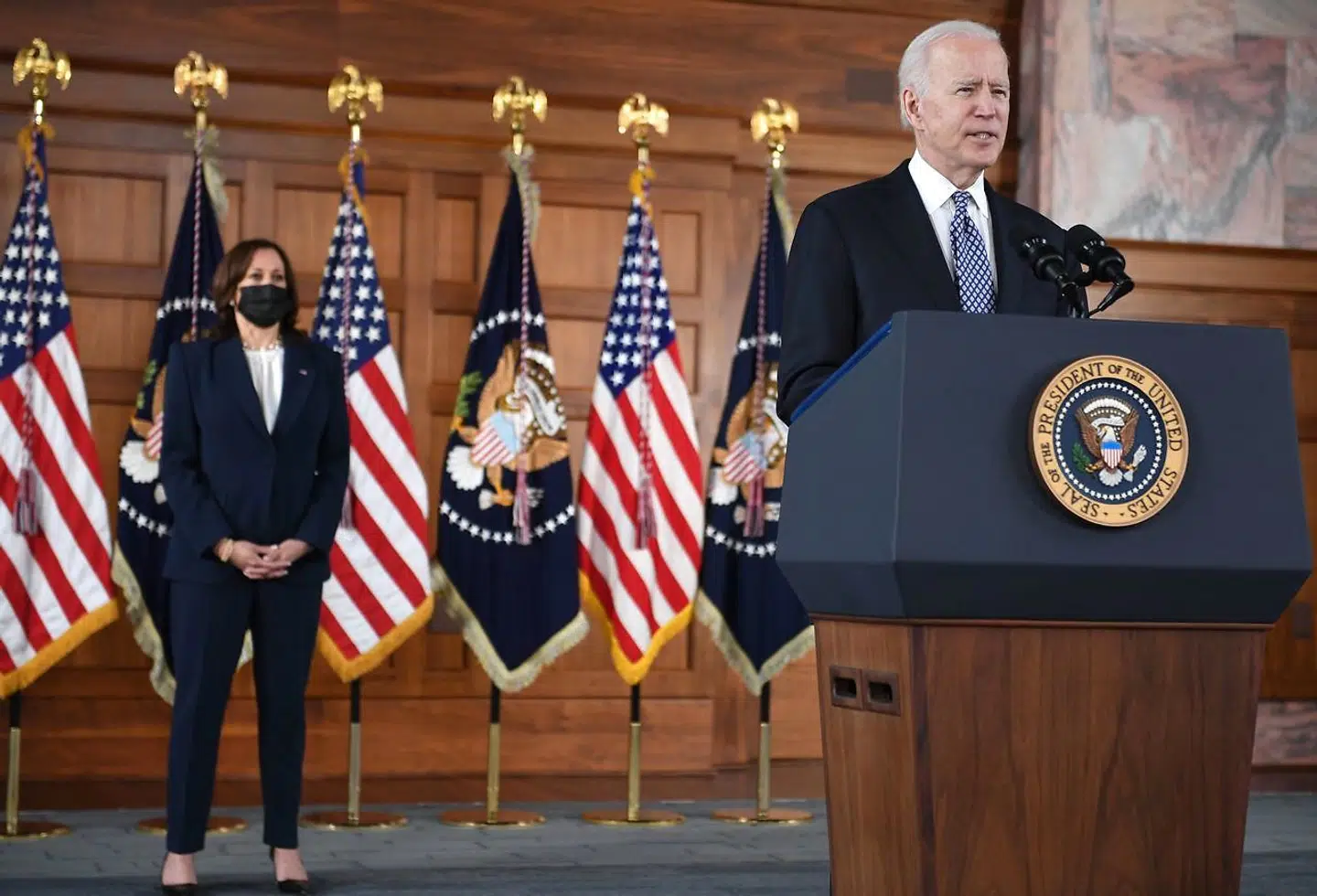 Præsident Biden holder tale forleden, mens vicepræsident Harris står i baggrunden.