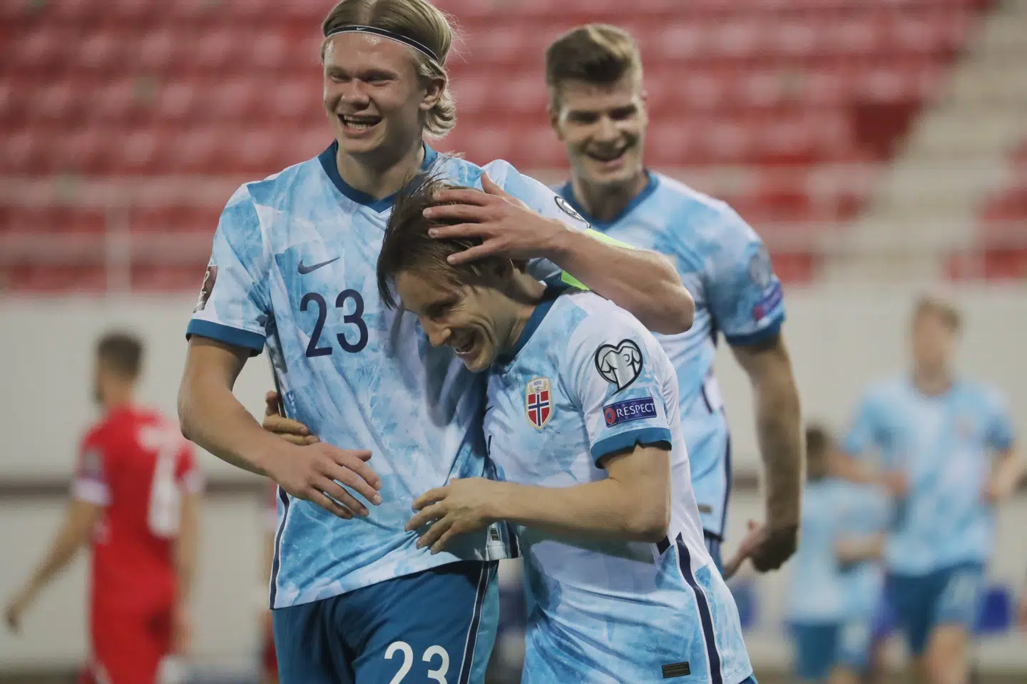 Erling Haaland kom for en gangs skyld ikke på måltavlen, da Norge slog Gibraltar. Her lynønsker han i stedet holdkammeraten Jonas Svensson med scoringen til 3-0. Jon Nazca/Reuters