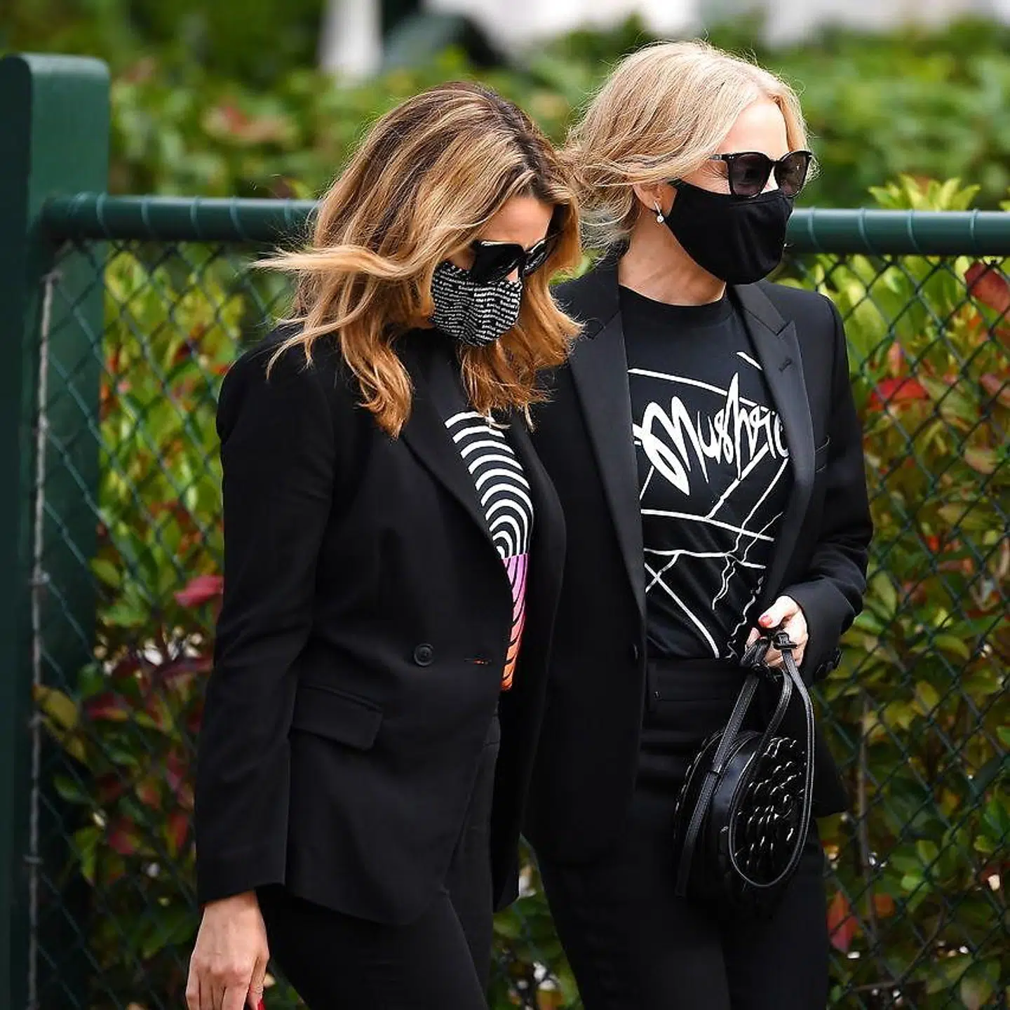 Dannii og Kylie Minogue til Michael Gudinskis begravelse i Melbourne, Australia, 10. marts.