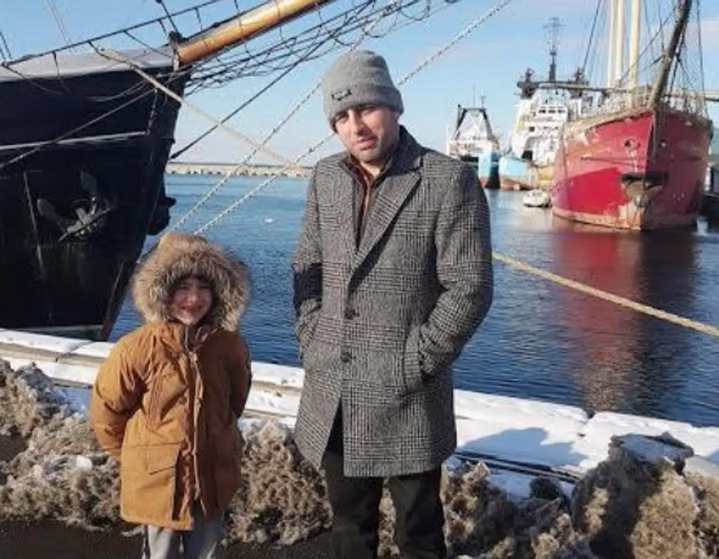Dette foto blev taget for blot to en halv uge siden. Sohil og hans far gik som så ofte før en tur på havnen i Assens for at kigge på skibe.Privatfoto