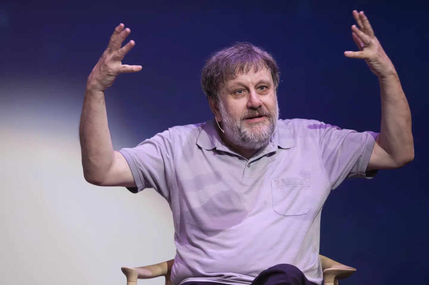 Den slovenske stjernefilosof Slavoj iek, her fotograferet i 2014 i samtale med Paul Holdengräber fra New York Public Library, er med på programmet for årets udgave af filmfestivalen CPH Dox. David Leth Williams/Ritzau Scanpix