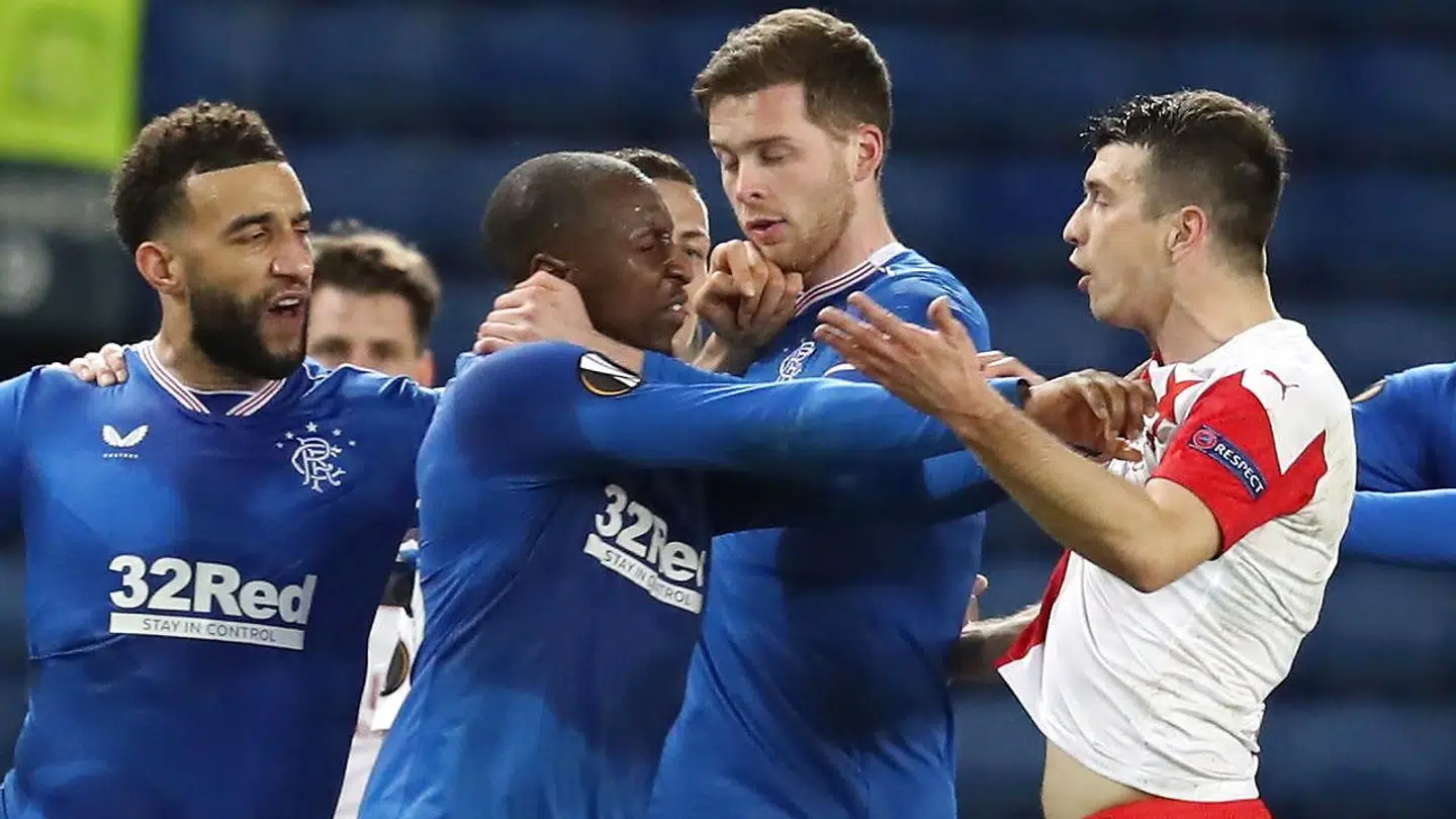 Rangers' Glen Kamara og Slavia Prags Ondrej Kudela i konfrontation, efter Kamara angiveligt blev udsat for en racistisk kommentar fra Kudela.