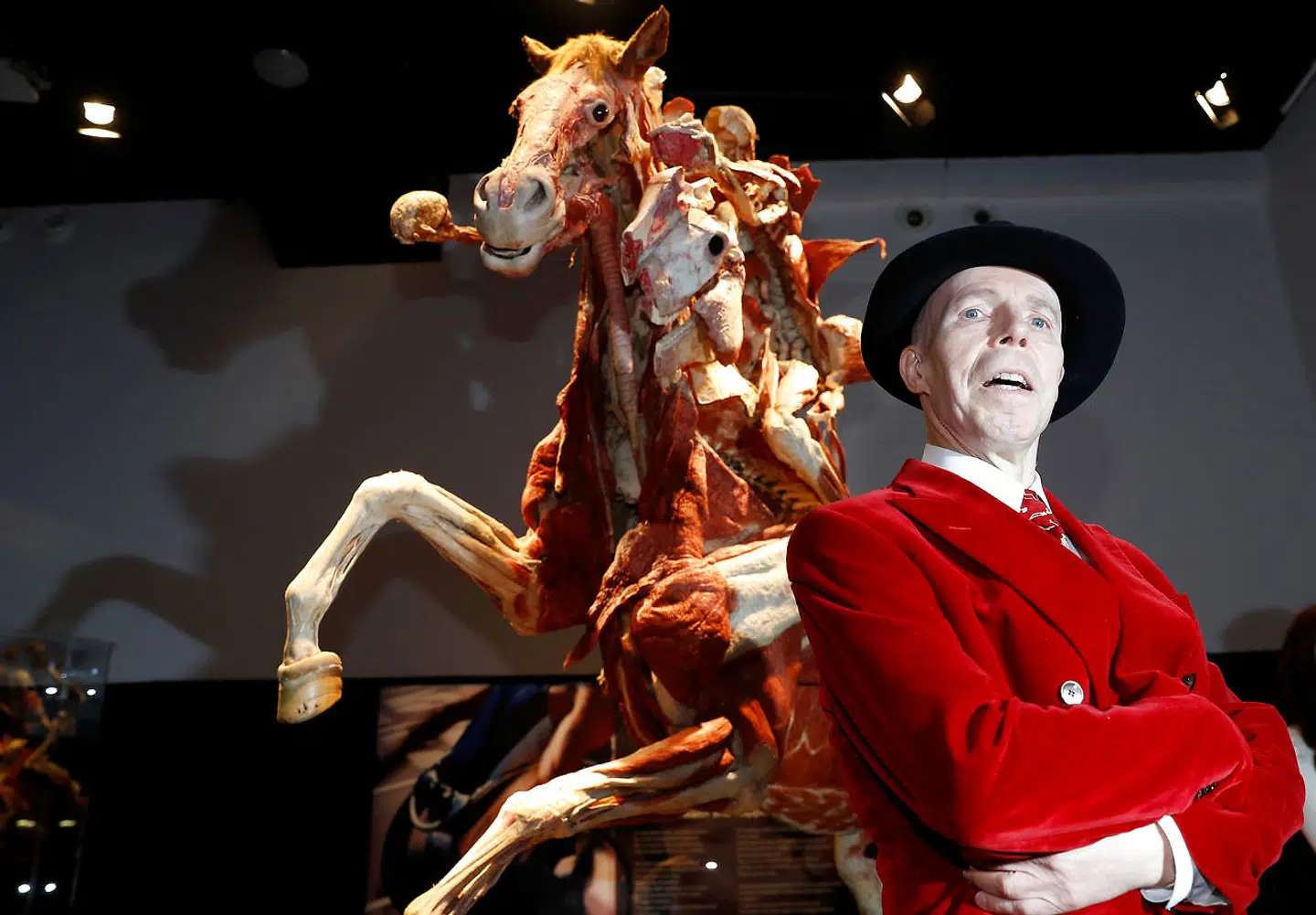 Kunstneren Günther von Hagens poserer foran 'Rider'. Det er et af de seneste værker i hans Body Worlds museum i London.