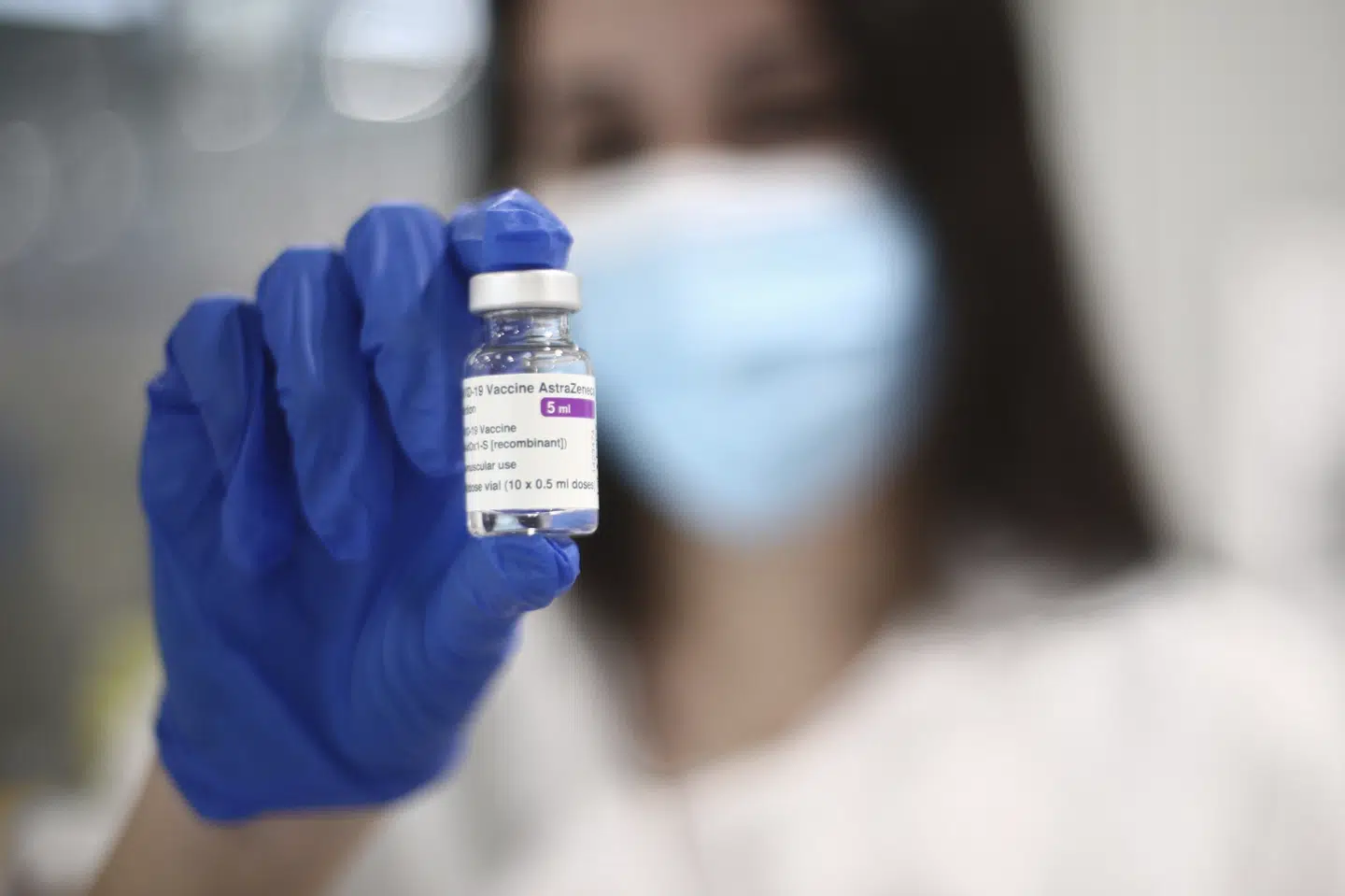 11. marts blev AstraZeneca-vaccinen sat i bero, så myndighederne kunne undersøge, om den har en sammenhæng med alvorlige sygdomstilfælde. Styrelsen kommer med status torsdag. Eduardo Parra/Ritzau Scanpix