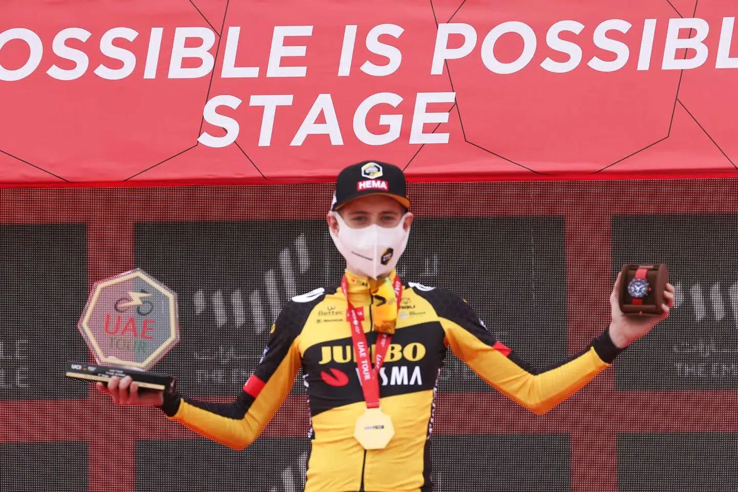 Jonas Vingegaard var også en tur på podiet efter sejren ved femte etape af UAE Tour 25. februar i år.