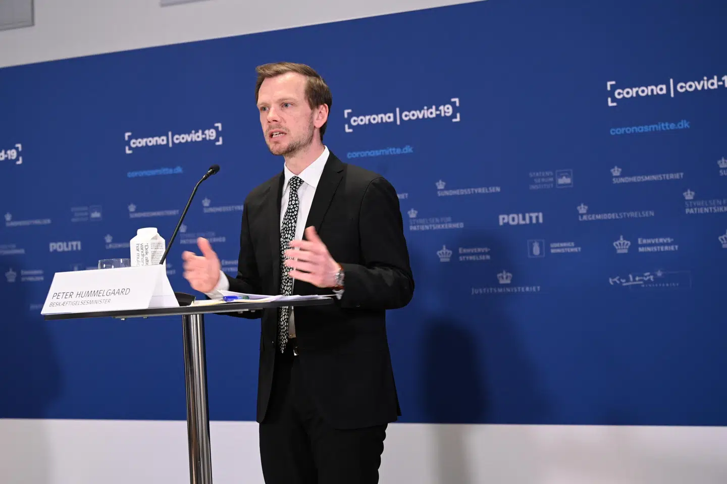 Beskæftigelsesminister Peter Hummelgaard (S) og resten af regeringen håber, at udbetalingen af de indefrosne feriepenge vil føre til et højere forbrug og som følge deraf en højere beskæftigelse end ellers. Philip Davali/Ritzau Scanpix