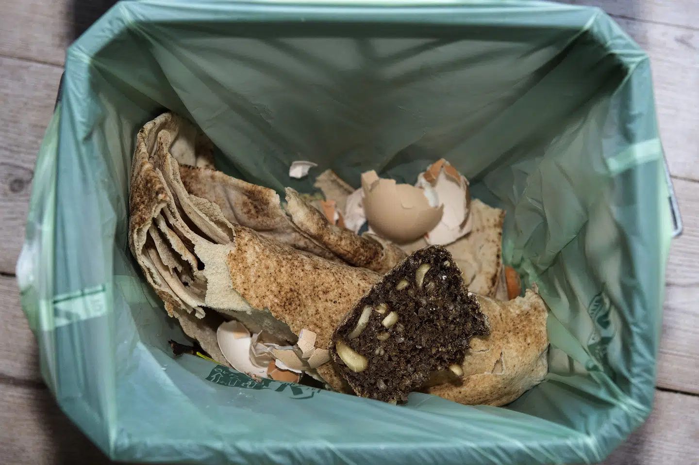 Borgerne skal fra 1. juli sortere husholdningsaffaldet i ni typer. Det skal sikre, at vi genbruger en større del af affaldet. Men flertallet af kommuner når ikke i mål til sommer. De får nu mulighed for at søge dispensation med frist til udgangen af 2022 til at nå målet. (Genrefoto). Liselotte Sabroe/Ritzau Scanpix