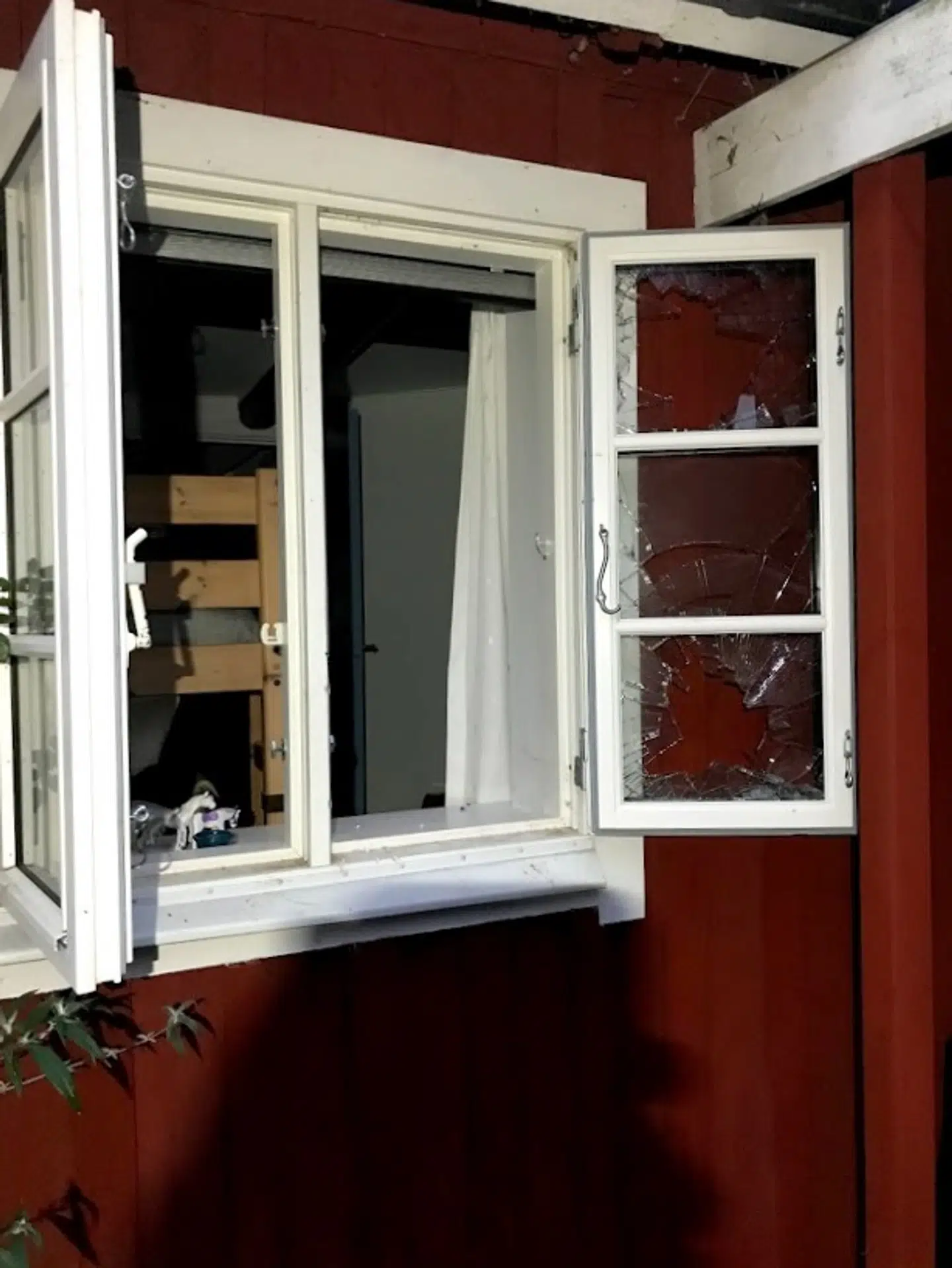 Et vindue på bagsiden af huset var smadret.