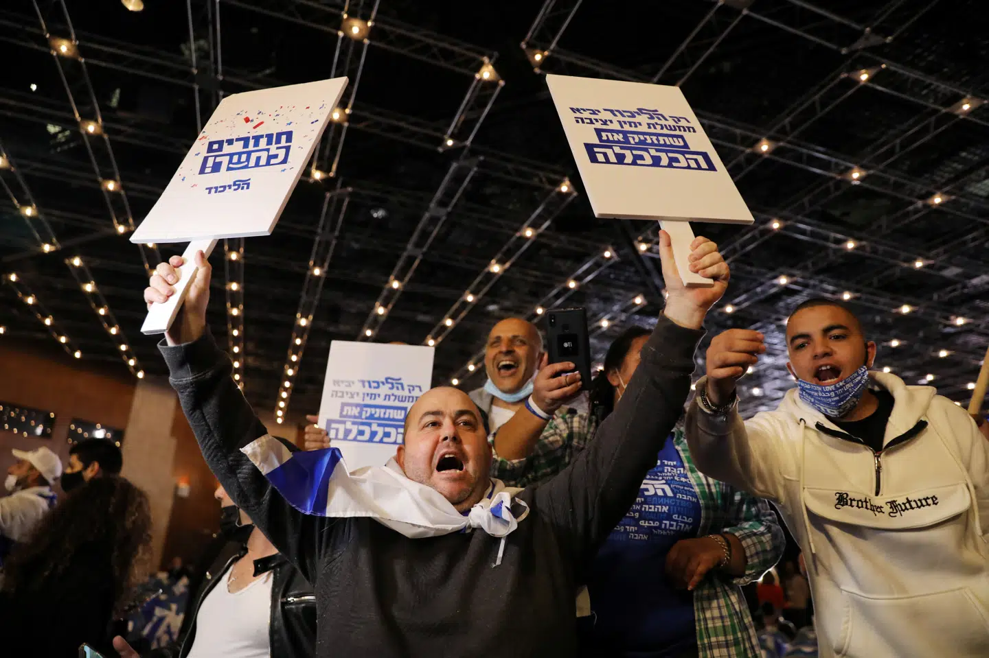 Så glade var de tirsdag aften - Benjamin Netanyahus tilhængere. Hans højreorienterede israelske parti Likud lå godt i prognoserne. Men stemmeoptællingen viser et mudret billede. Ammar Awad/Reuters