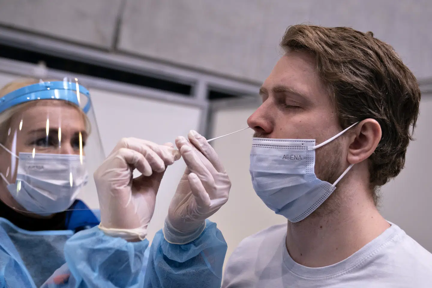 I Danmark er der i øjeblikket omkring 500 teststeder rundt i landet. De kan samlet udføre omkring 400.000 test om dagen fordelt på både PCR-test og lyntest. Henning Bagger/Ritzau Scanpix