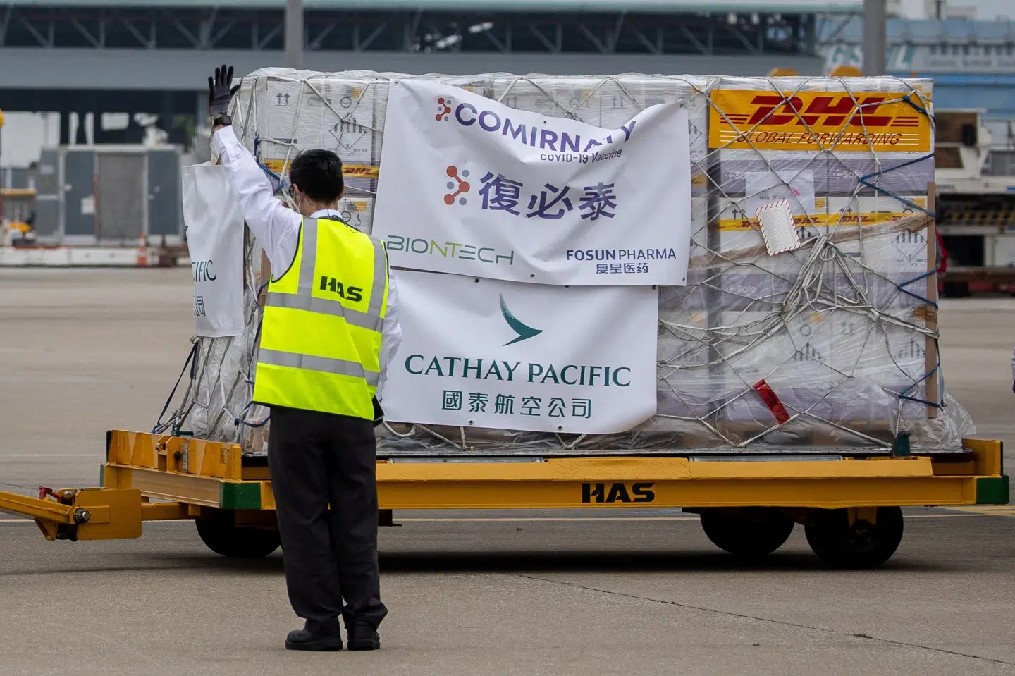 Regeringen i Hongkong har suspenderet brugen af Pfizer og BioNTechs covid-19-vaccine fra to partier i kølvandet på en advarsel fra distributøren Fosun Industries angående en emballagefejl. (Arkivfoto) Jerome Favre/Ritzau Scanpix