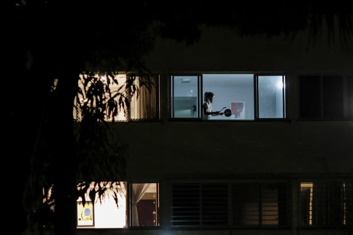 I en række byer over hele Brasilien slår folk tirsdag aften på potter og pander i protest mod præsidenten. Ueslei Marcelino/Reuters