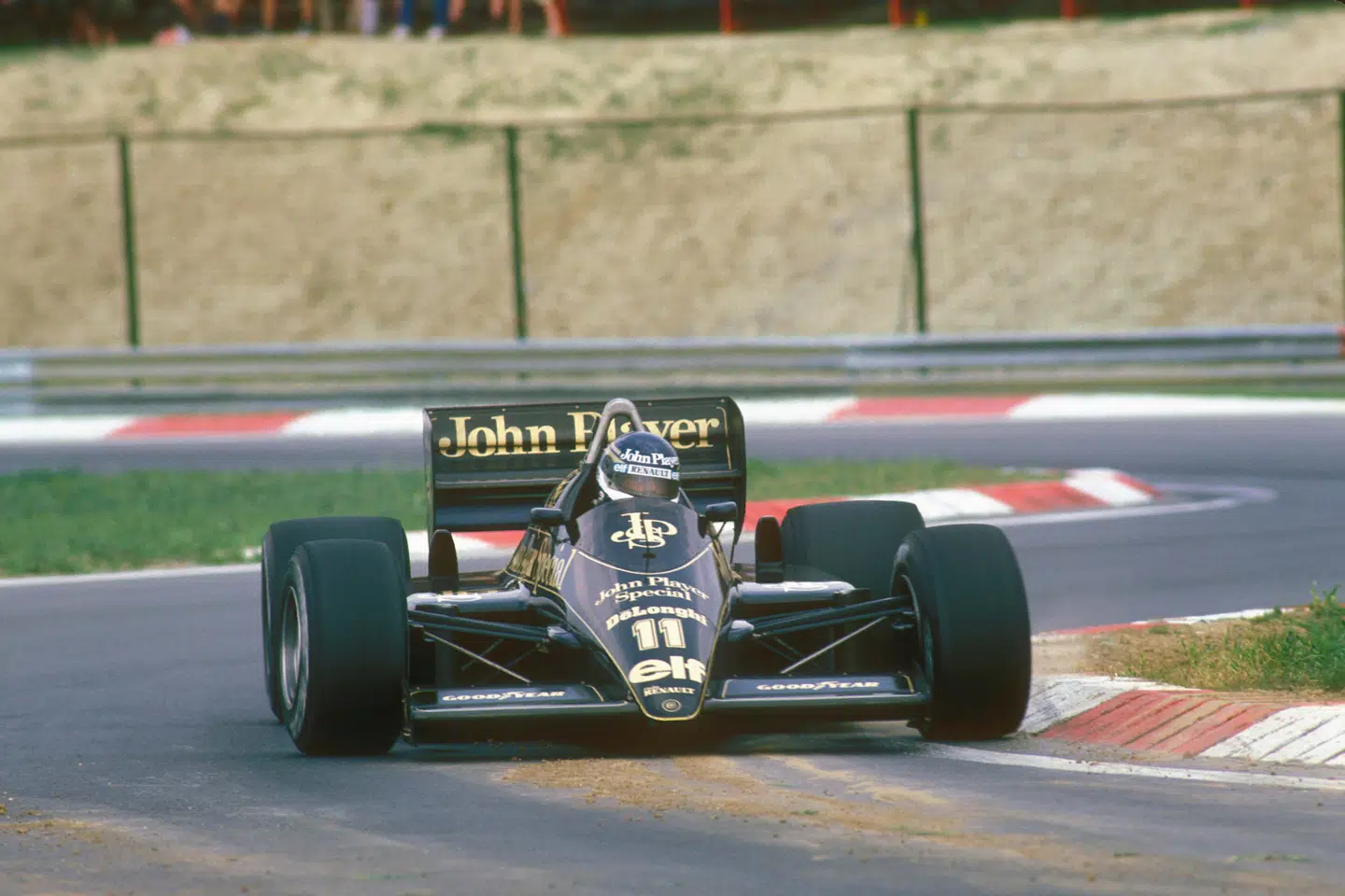 Johnny Dumfries var i 1986 teamkammerat med Ayrton Senna i Lotus-teamet, men blev totalt overskygget af brasilianeren.