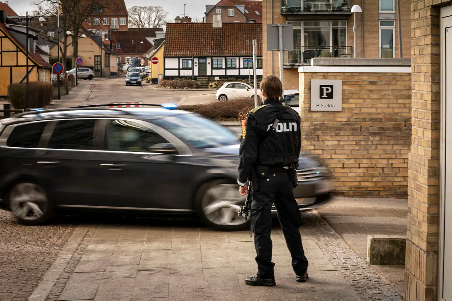 Retten i Holbæk, hvor de 13 sigtede løbende stilles for en dommer – indtil videre for at få fristforlænget deres varetægtsfængsling.