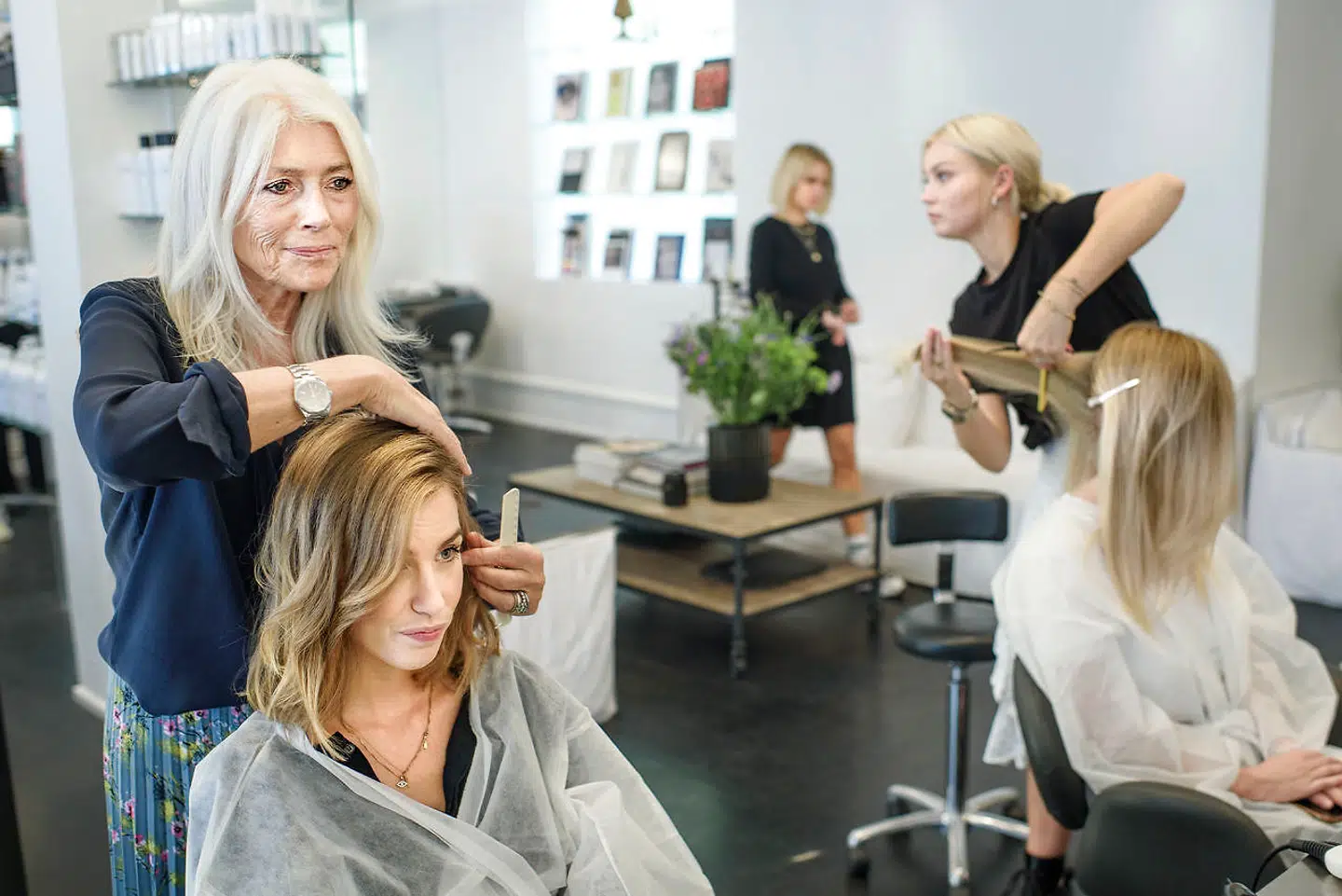 Frisør Gunn-Britt Zeller ejer salonen Gun-Britt Coiffure. Hun har været frisør i 45 år og kan ikke vente, til hun igen kan få saksen i hånden.