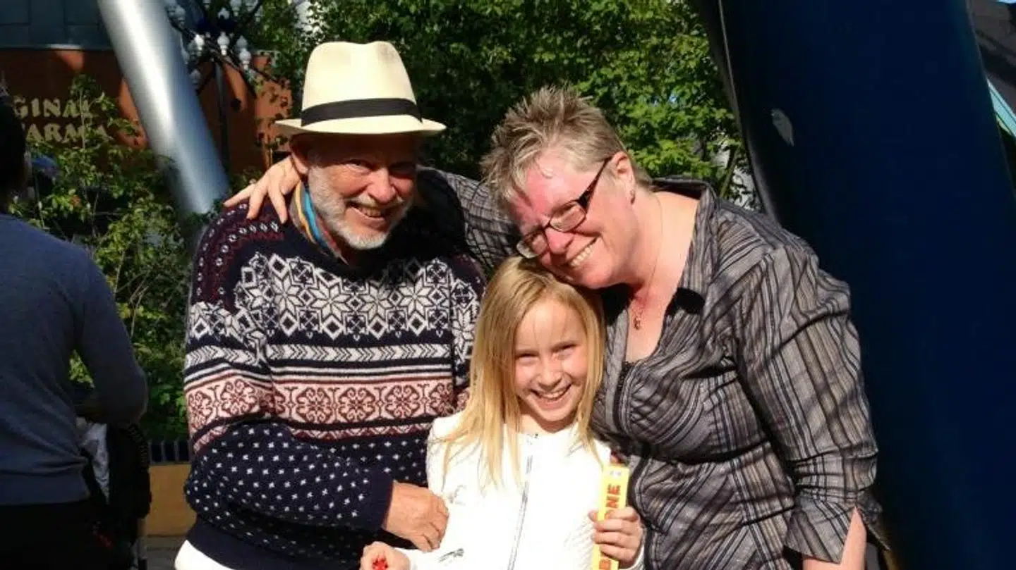 Frances og Bjørn sammen med deres barnebarn. Foto: Privat.