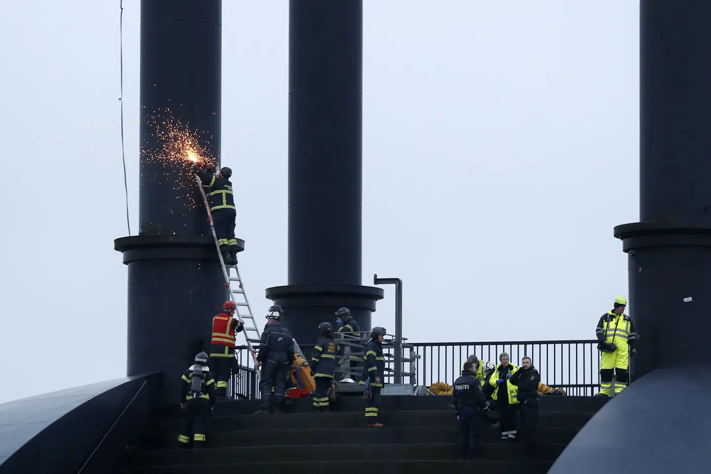 En reparatør er fanget inde i en af skorstenene på gigantskulpturen Elia ved Herning. En større redningsaktion er tirsdag aften i gang for at få manden ud. Flemming Hansen/Ritzau Scanpix