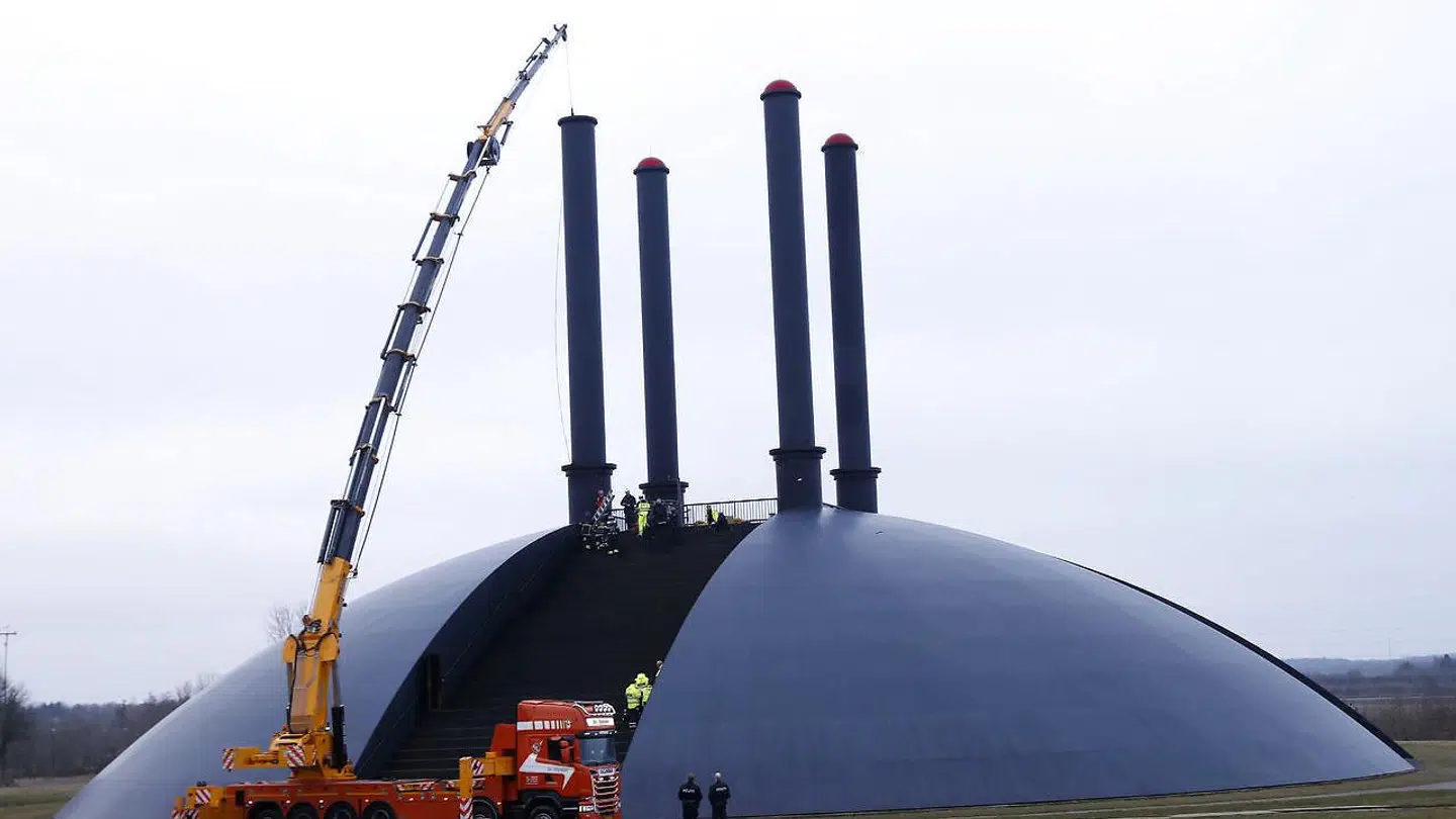 Reparatør er fanget i skorsten på gigantskulptur Ingvar Cronhammars "Elia" ved Herning Kunstmuseum.