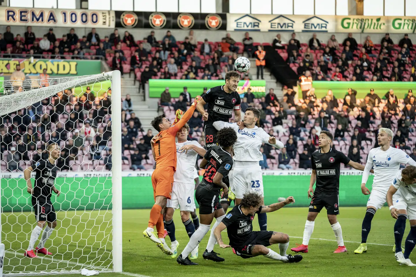 Et begrænset antal tilskuere var til stede på MCH Arena, da FC Midtjylland sidste år sikrede sig superligaguld hjemme mod FC København. Mads Claus Rasmussen/Ritzau Scanpix