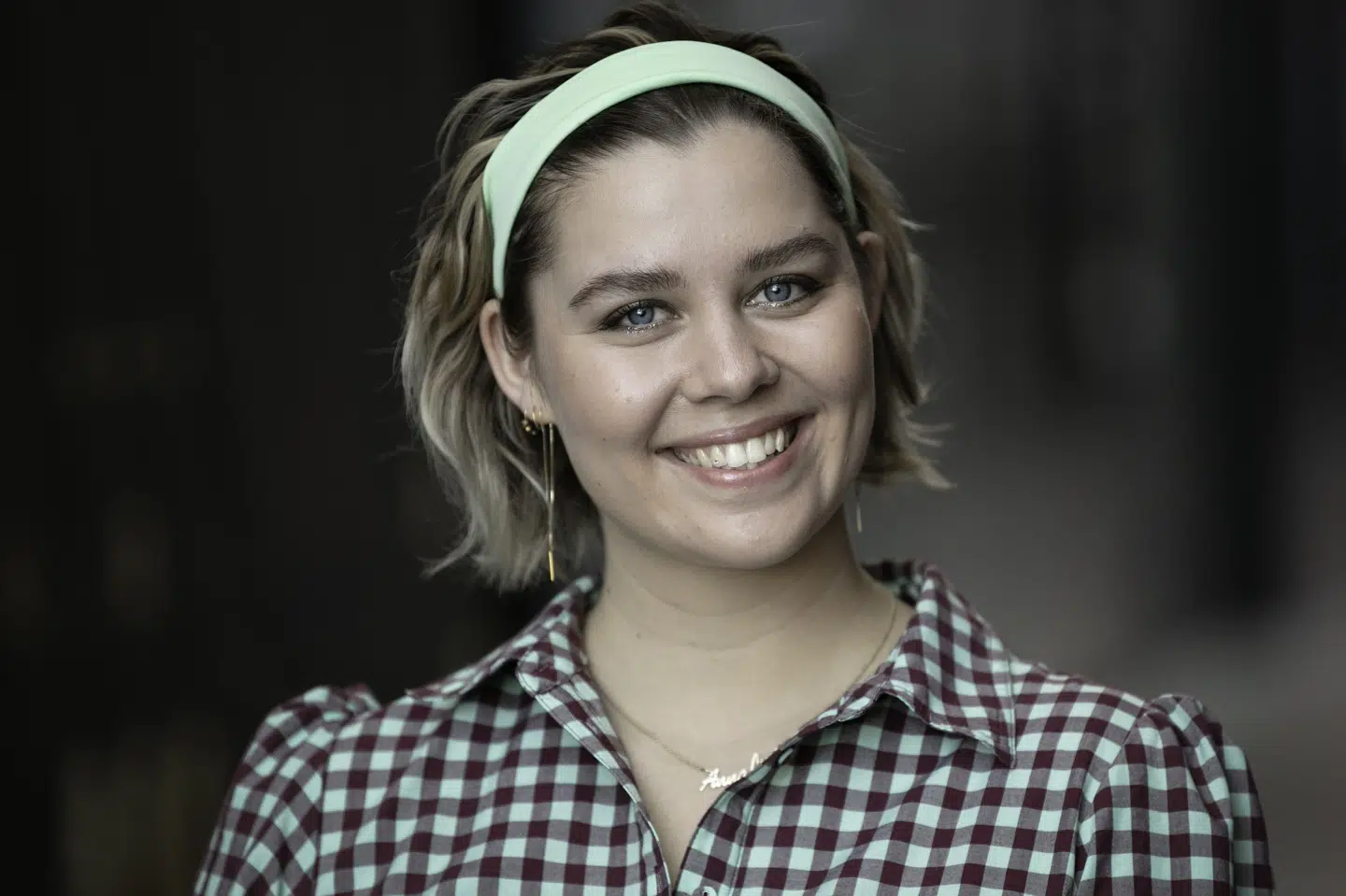 24-årige Anna Lin er udklækket fra DR Talentholdet, som er DR's eget, interne udviklingsforløb af potentielle kommende værtsprofiler og tilrettelæggere. Foruden den nye podcast har hun også overtaget tjansen som ny vært på Kender du typen? efter Mads Steffensens jobskifte til Podimo. Bjarne Bergius Hermansen/DR/Free