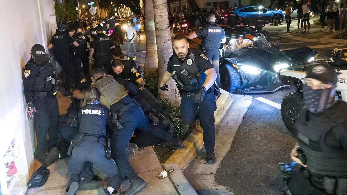 Politiet i Miami Beach har slået hårdt ned på uromagere og voldelig opførsel de seneste uger. Her er en anholdelse fra weekenden.