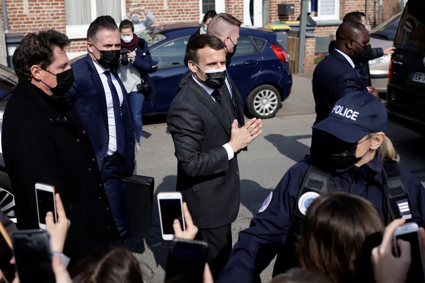 Frankrig burde vaccinere morgen, middag og aften, siger præsident Emmanuel Macron, som står over for udbredt kritik af landets vaccineprogram. Vi vil ændre tempoet for alvor i april, siger den franske præsident, som tirsdag besøgte et vaccinationscenter i den nordlige by Valenciennes. Pool/Reuters