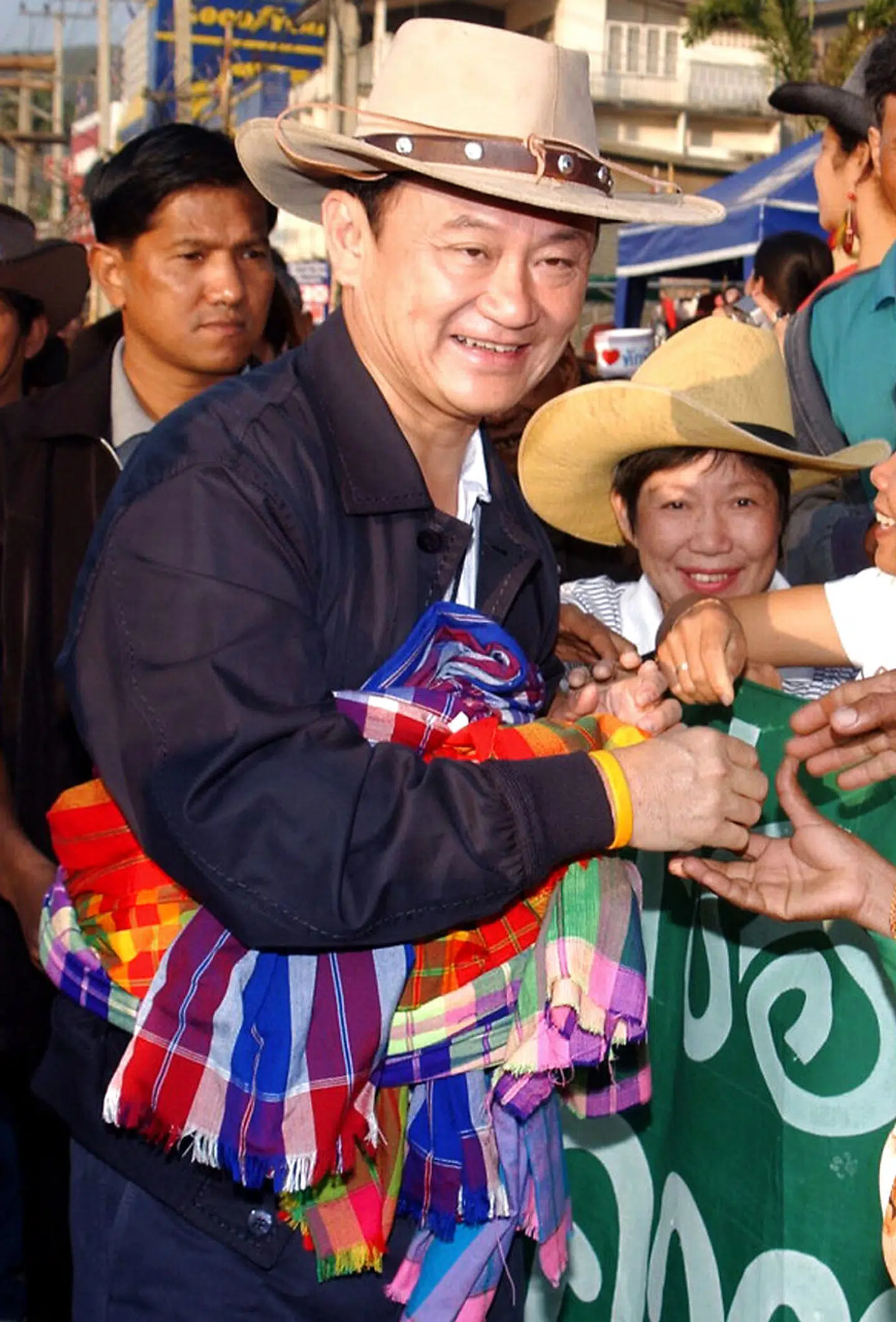 Mens han var premierminister i Thailand gav Thaksin Shinawatra hånd til sine støtter under valgkampen i marts 2006 – iført en masse lændeklæder.