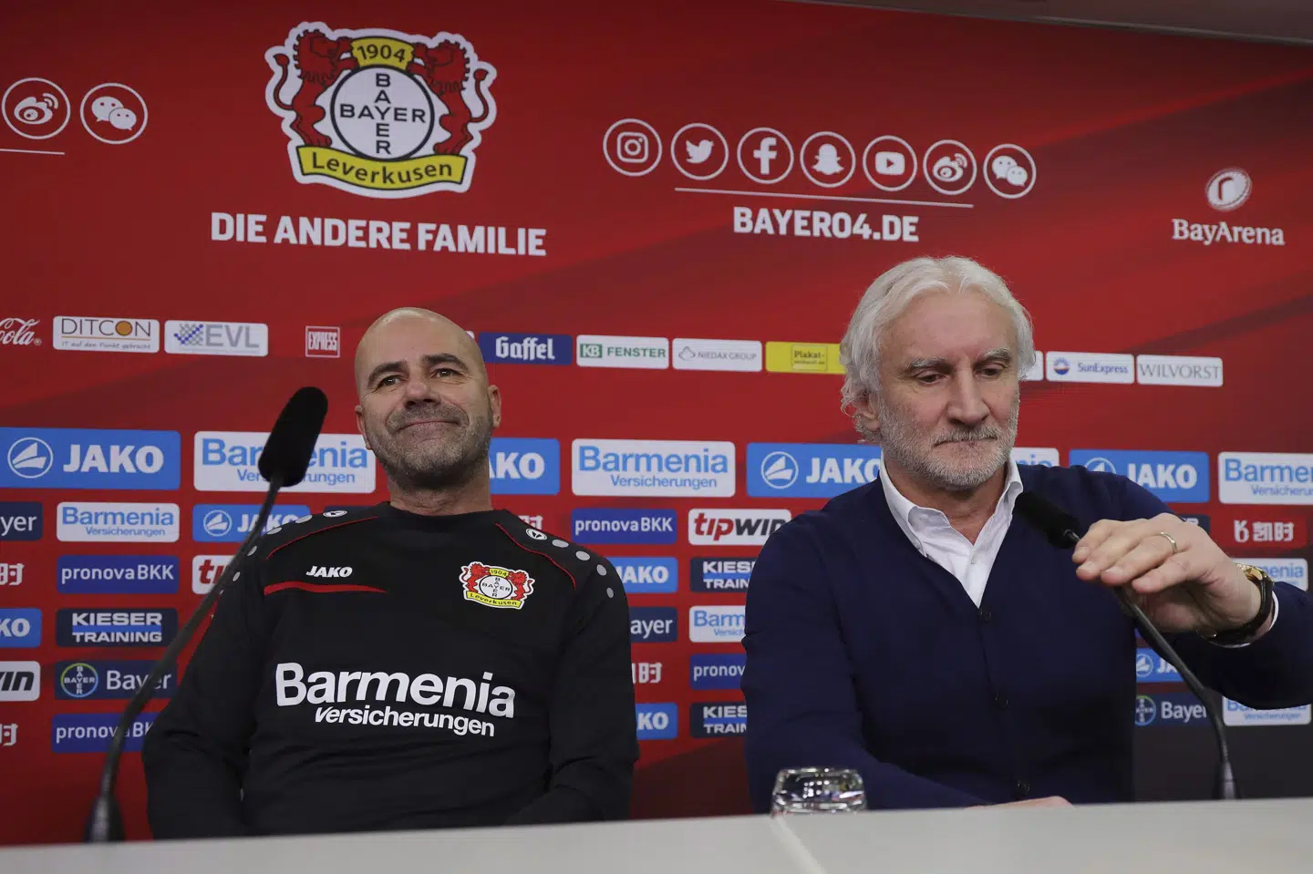 Peter Bosz er efter godt to år på trænerposten færdig i Bayer Leverkusen. Her ses Bosz (til venstre) ved siden af sportschef Rudi Völler ved præsentationen i december 2018. (Arkivfoto) Firo Sportphoto/Ralf Ibing/Ritzau Scanpix